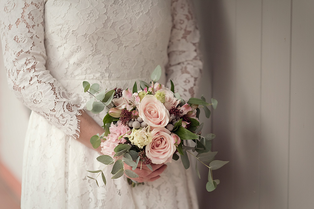 brautsstrauß alice im blumenland petrihaus hochzeit römer frankfurt hessen hochzeitsfotografin nidderau standesamt freie trauung corona coronahochzeit brautpaar mit maske heiraten 