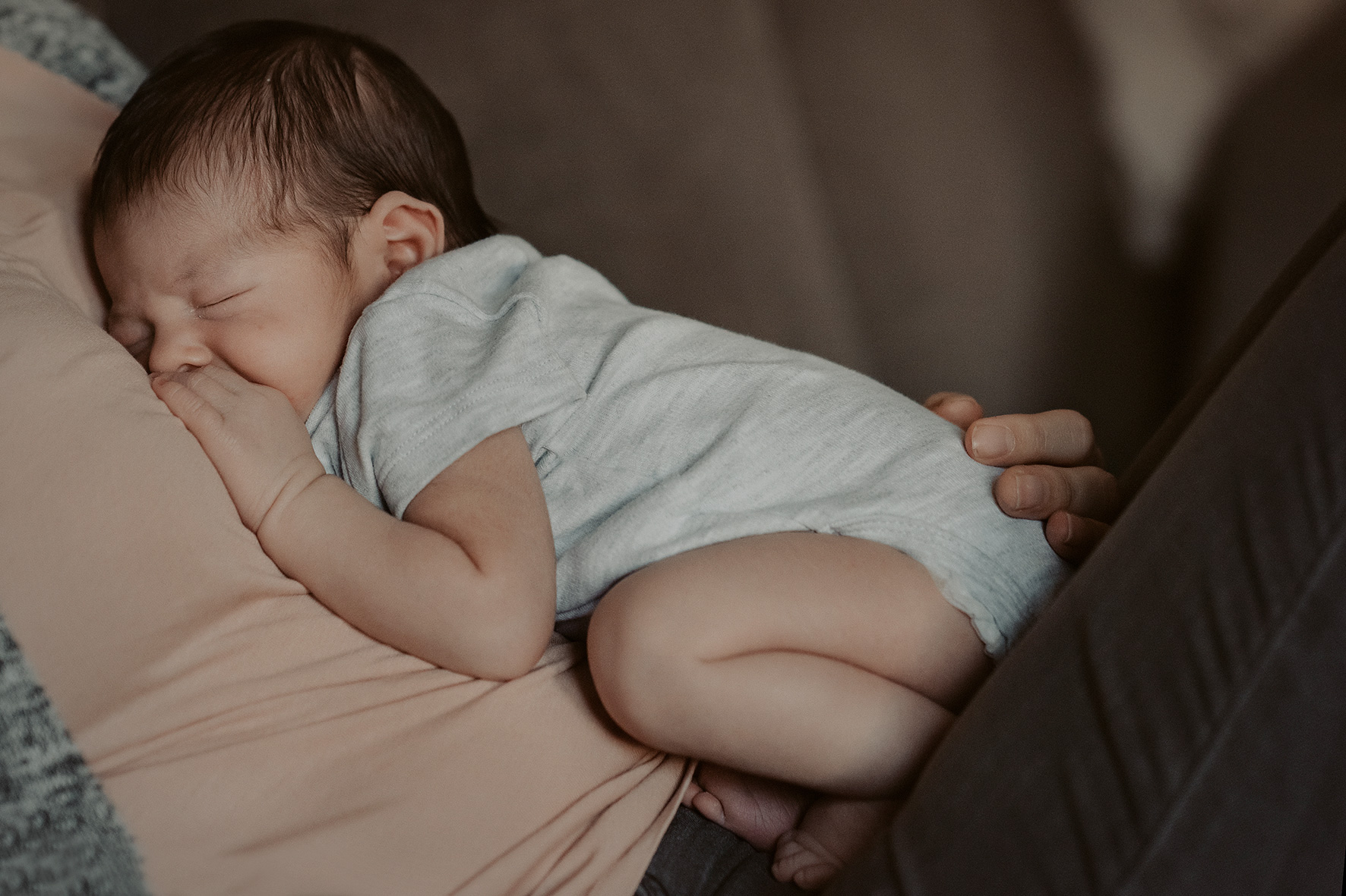 neugeborenes säugling babyfotos krankenhaus hessen hanau fotografin frankfurt kinderbilder familienmomente homestory