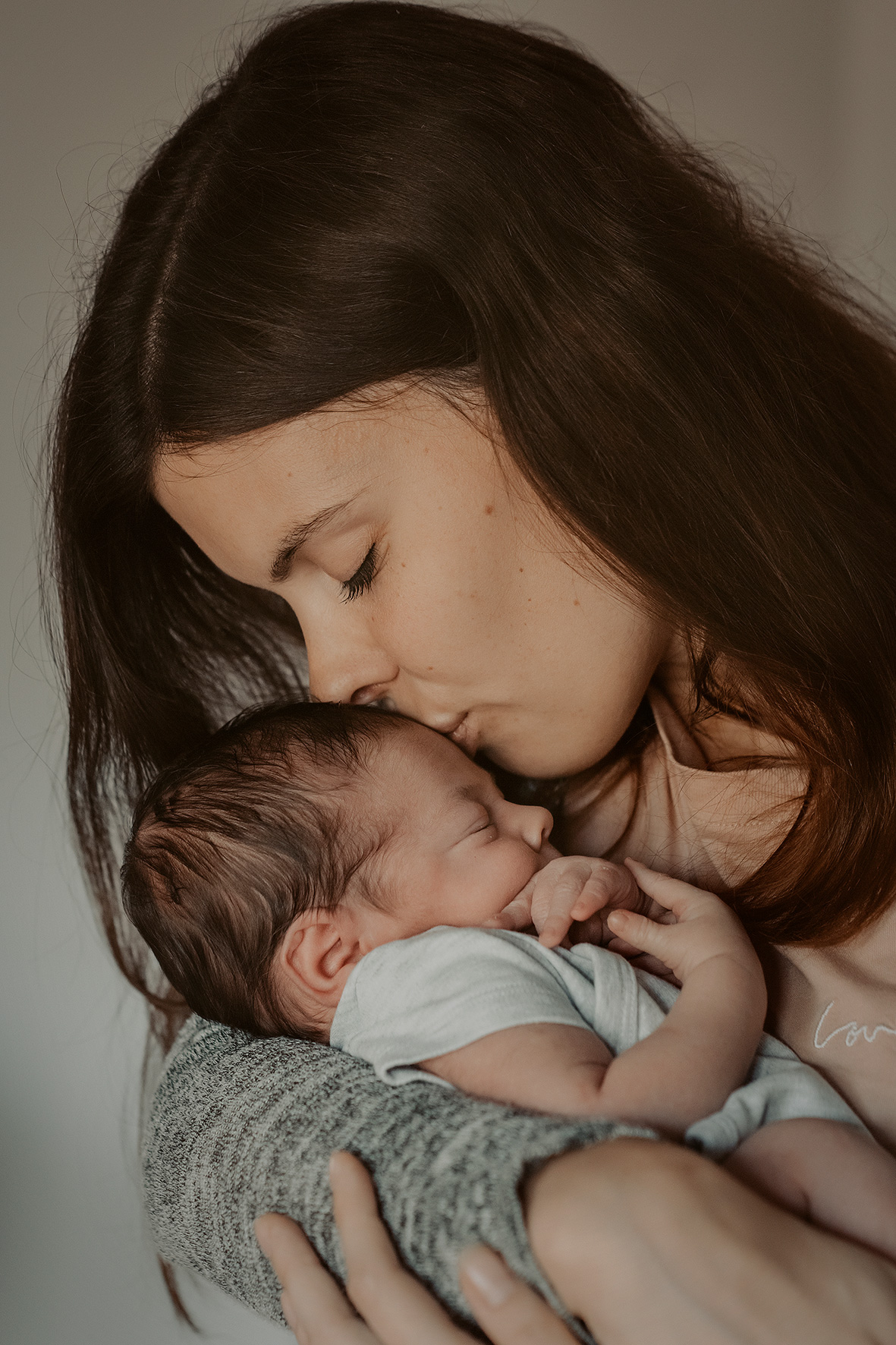 neugeborenes säugling babyfotos krankenhaus hessen hanau fotografin frankfurt kinderbilder familienmomente homestory