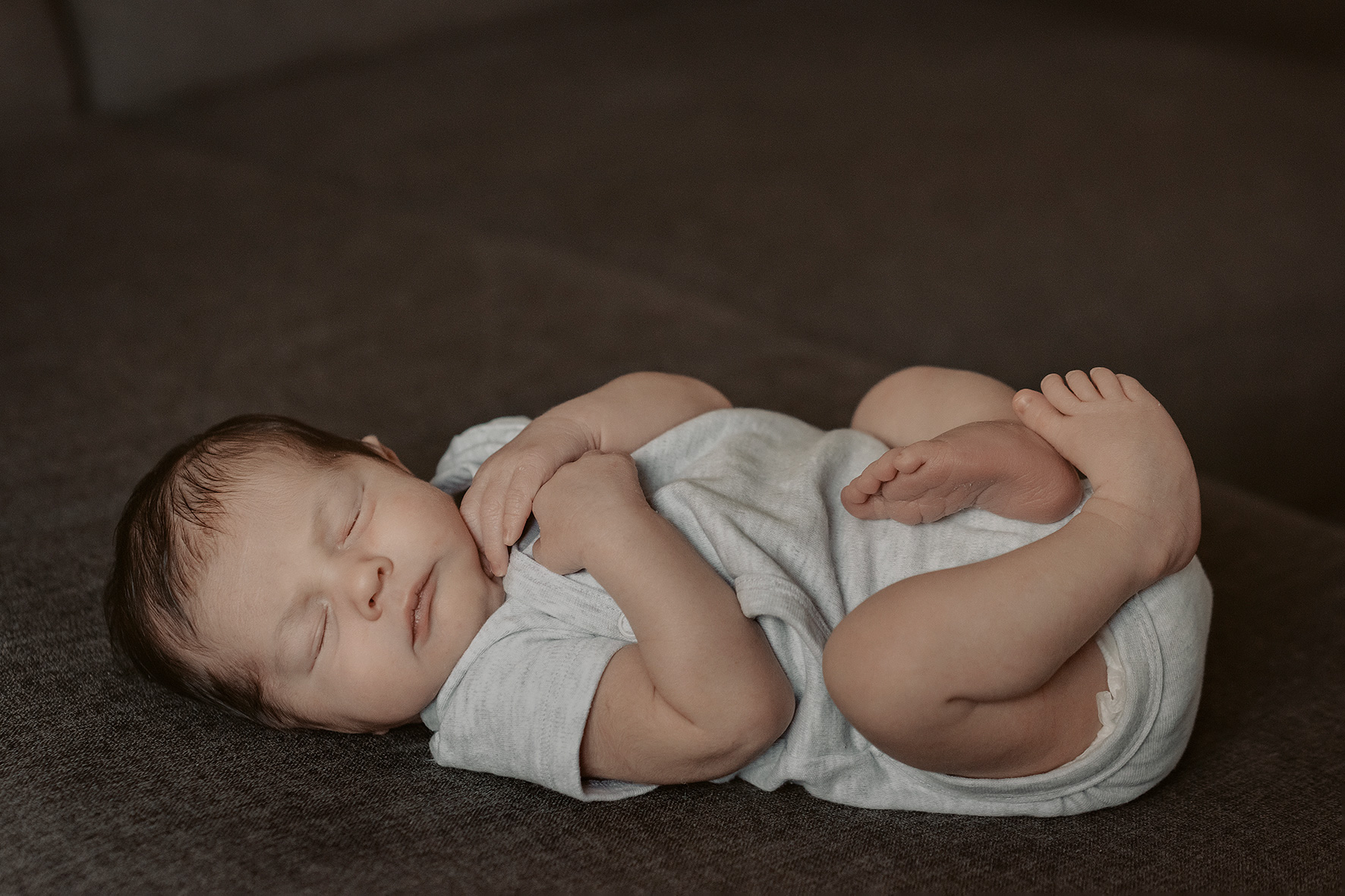 neugeborenes säugling babyfotos krankenhaus hessen hanau fotografin frankfurt kinderbilder familienmomente homestory