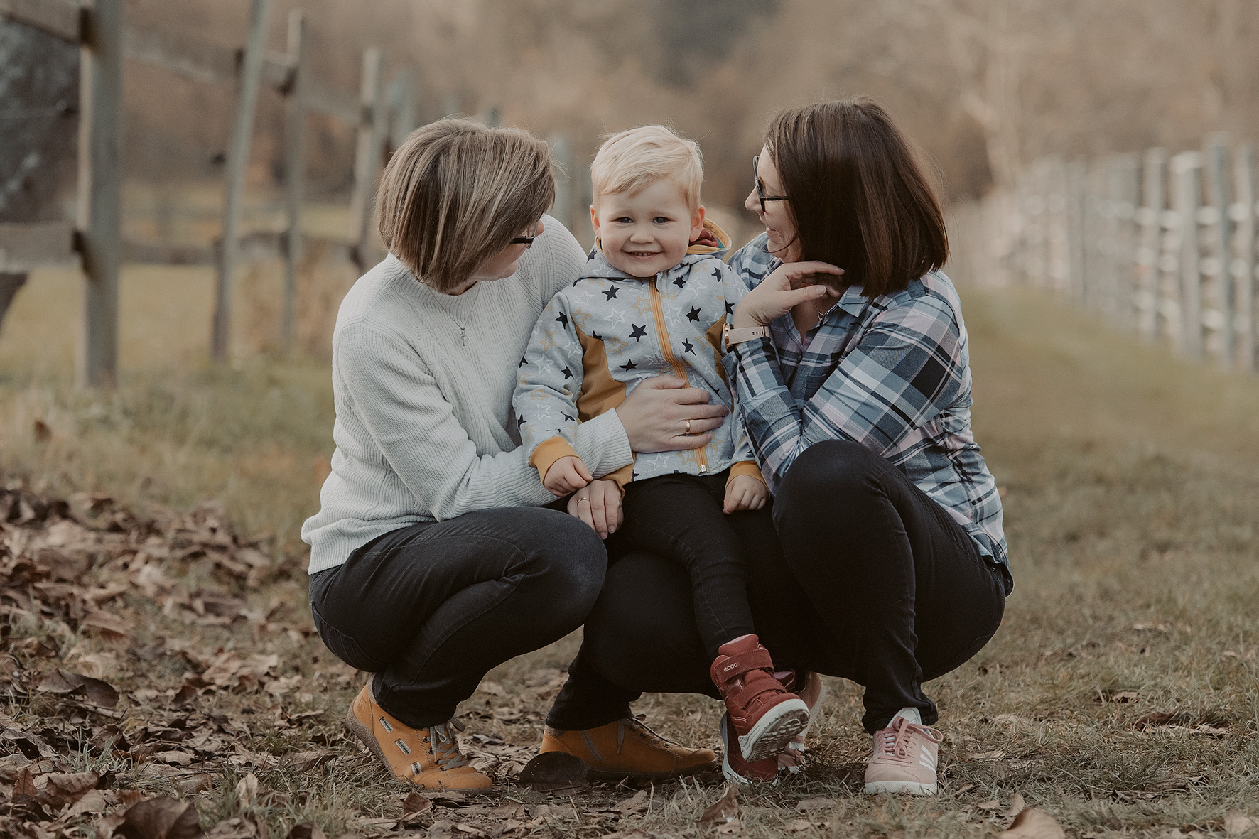 familienfotos hessen frankfurt nidderau fotografin hanau kinderbilder regenbogenfamilie zwei Mamas lesbisches paar