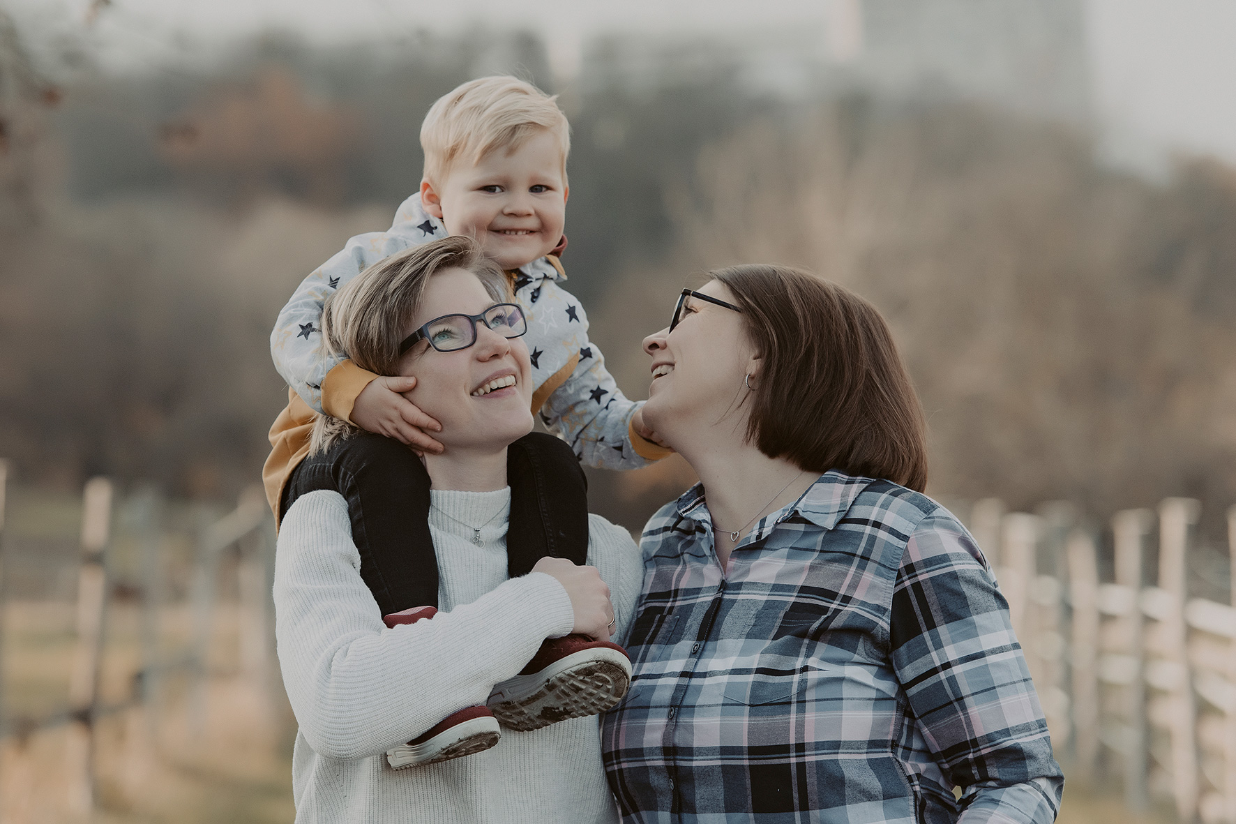 familienfotos hessen frankfurt nidderau fotografin hanau kinderbilder regenbogenfamilie zwei Mamas lesbisches paar