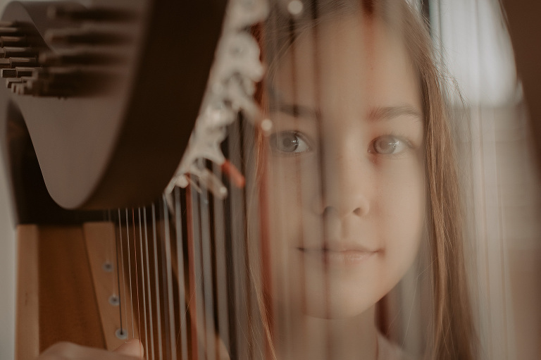 kind spielt auf musik instrument kinderfotografin frankfurt bilder kinderfotos kindheit hobby fotograf nidderau altenstadt darmstadt