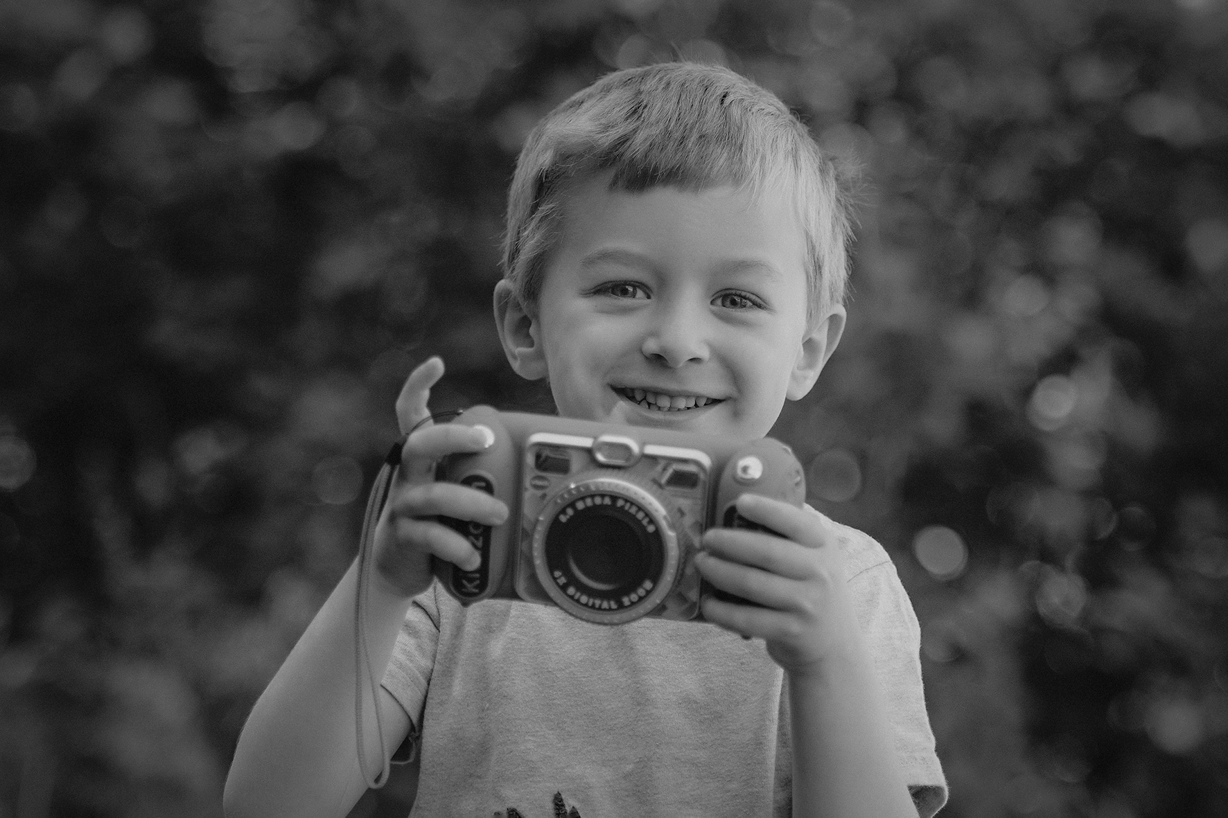 junge fotografiert kind spielt auf musik instrument kinderfotografin frankfurt bilder kinderfotos kindheit hobby fotograf nidderau altenstadt darmstadt