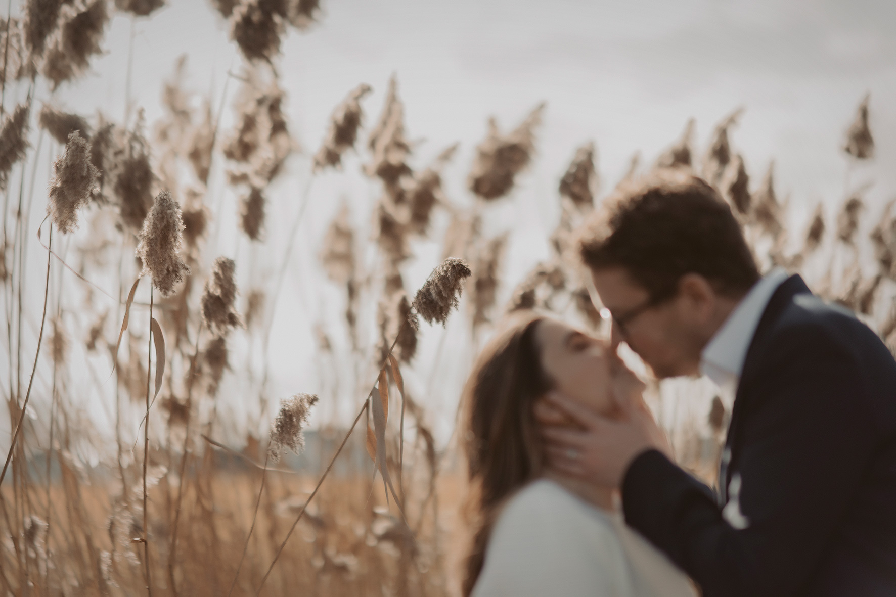 hochzeit in hessen standesamt freie traaung frankfurt brautpaarbilder im winter winterhochzeit braut im strickkleid und uggs winterstiefel haare wehen im wind hochzeitsfotografin fotografin nidderau bruchköbel