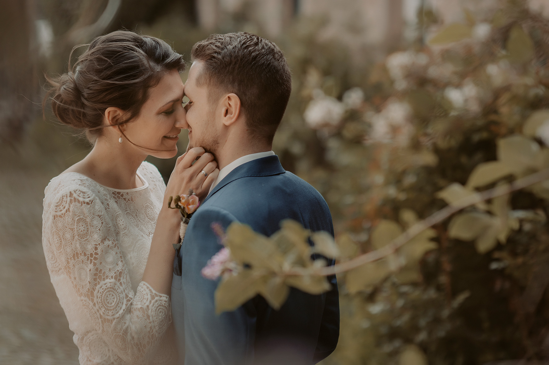 heiraten in hessen hofgut habitzheim hochzeitslocation hochzeitsfotografin hochzeitsbilder trauung standesamt brautkleid regen bei der hochzeit otzberg spitzenliebe brautmode gründau