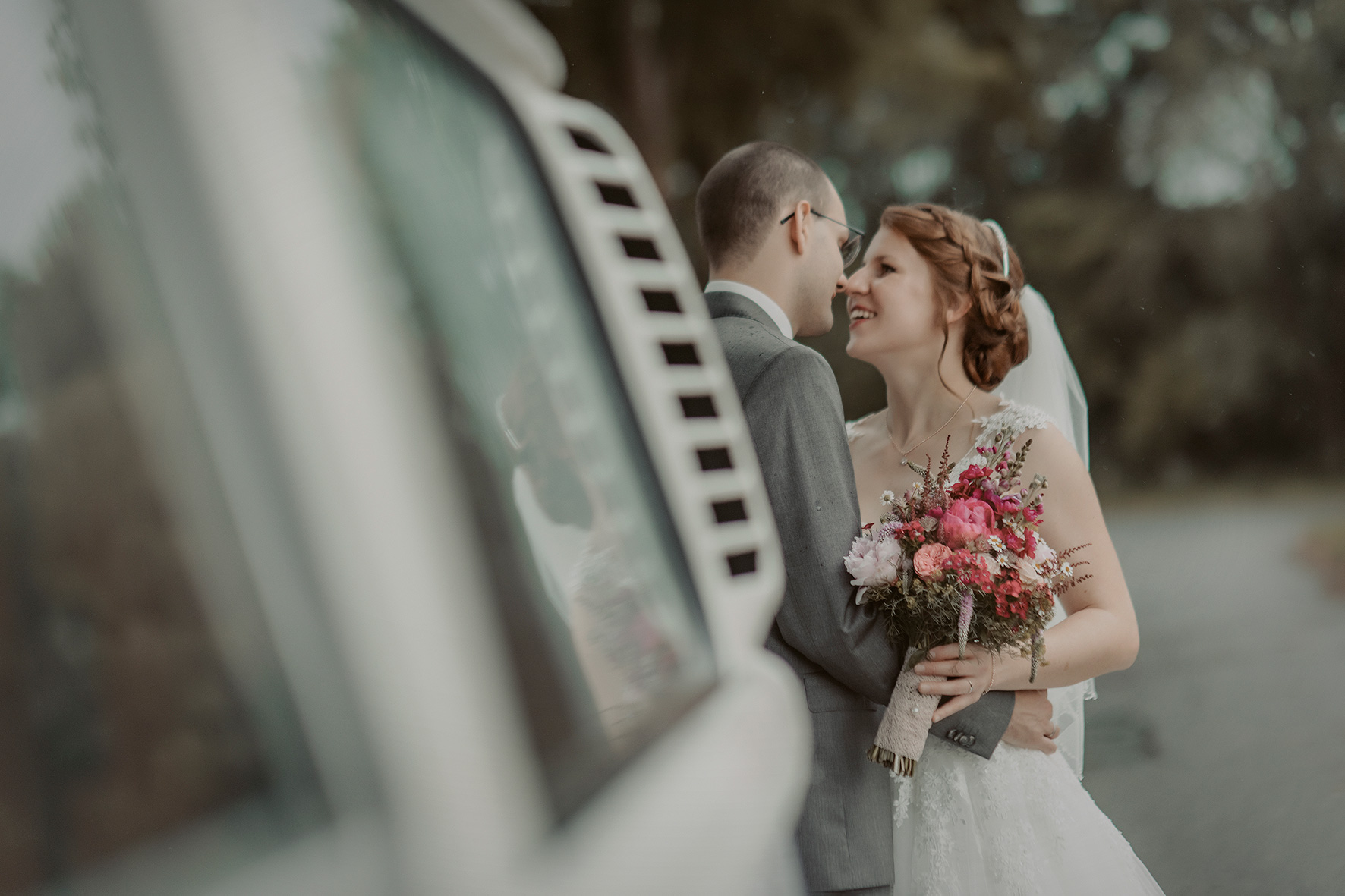 hochzeit freie trauung standesamt paar vw bus heiraten in hessen frankfurt langenselbold standesamt feiern brautstrauss stroh catering coronahochzeit