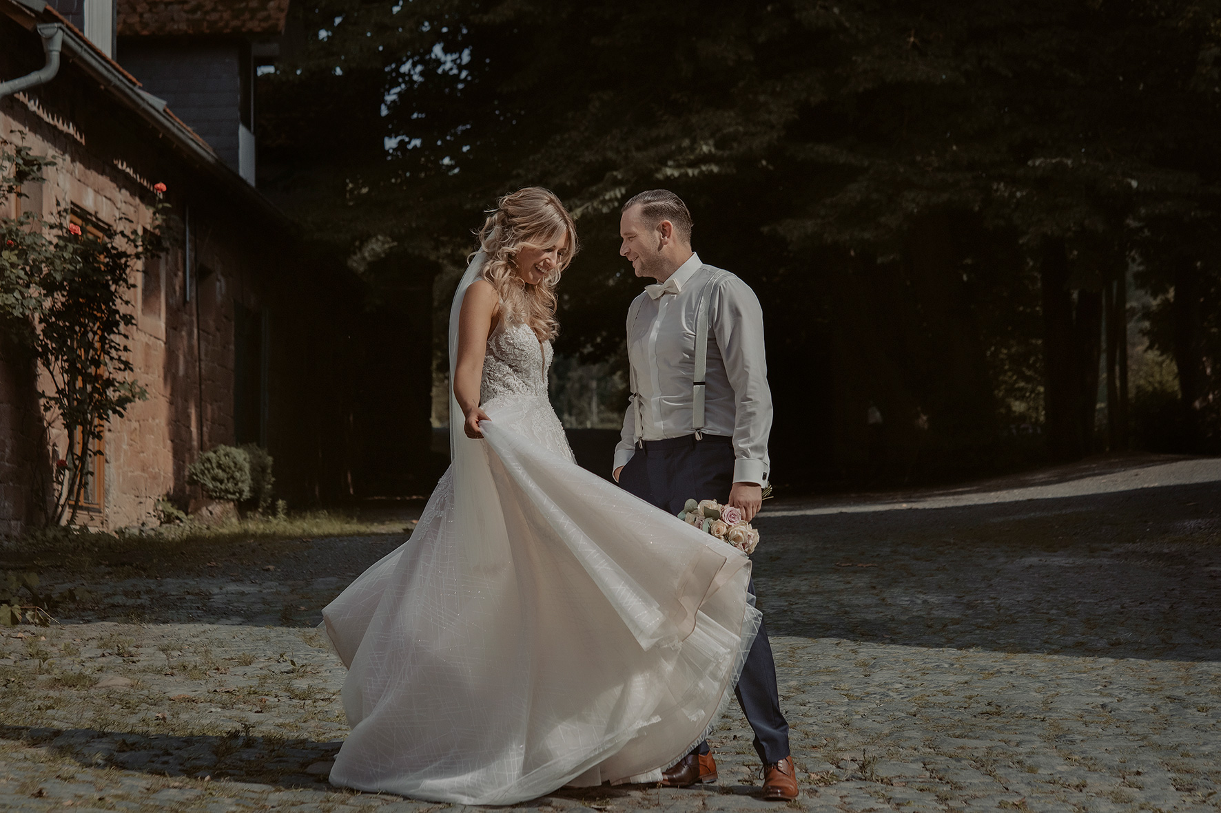 hochzeit in hessen standesamt bad salzhausen nidda gründau gut hühnerhof heckers hochzeitslocation brautkleid spitzenliebe hochzeitsfotografin entspannt