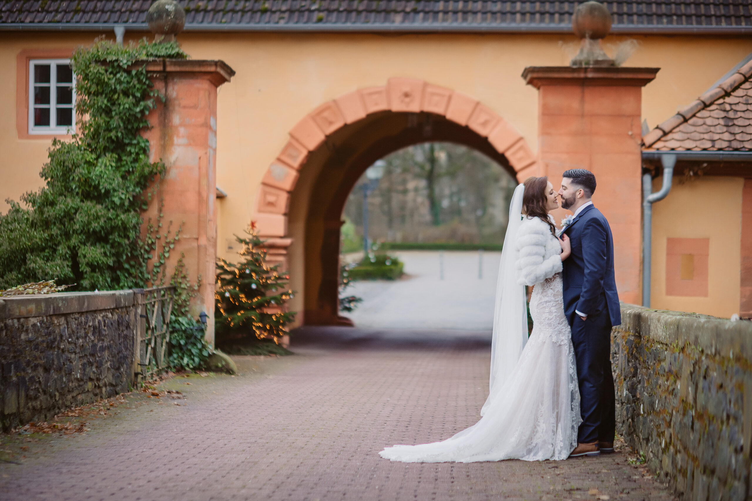 hochzeitsfotograf schloss gedern hochzeitsbilder brautstrauss emotionale hochzeitsfotografie hochzeitsfotos hessen frankfurt grebenhain winterhochzeit winterbraut styling trauung