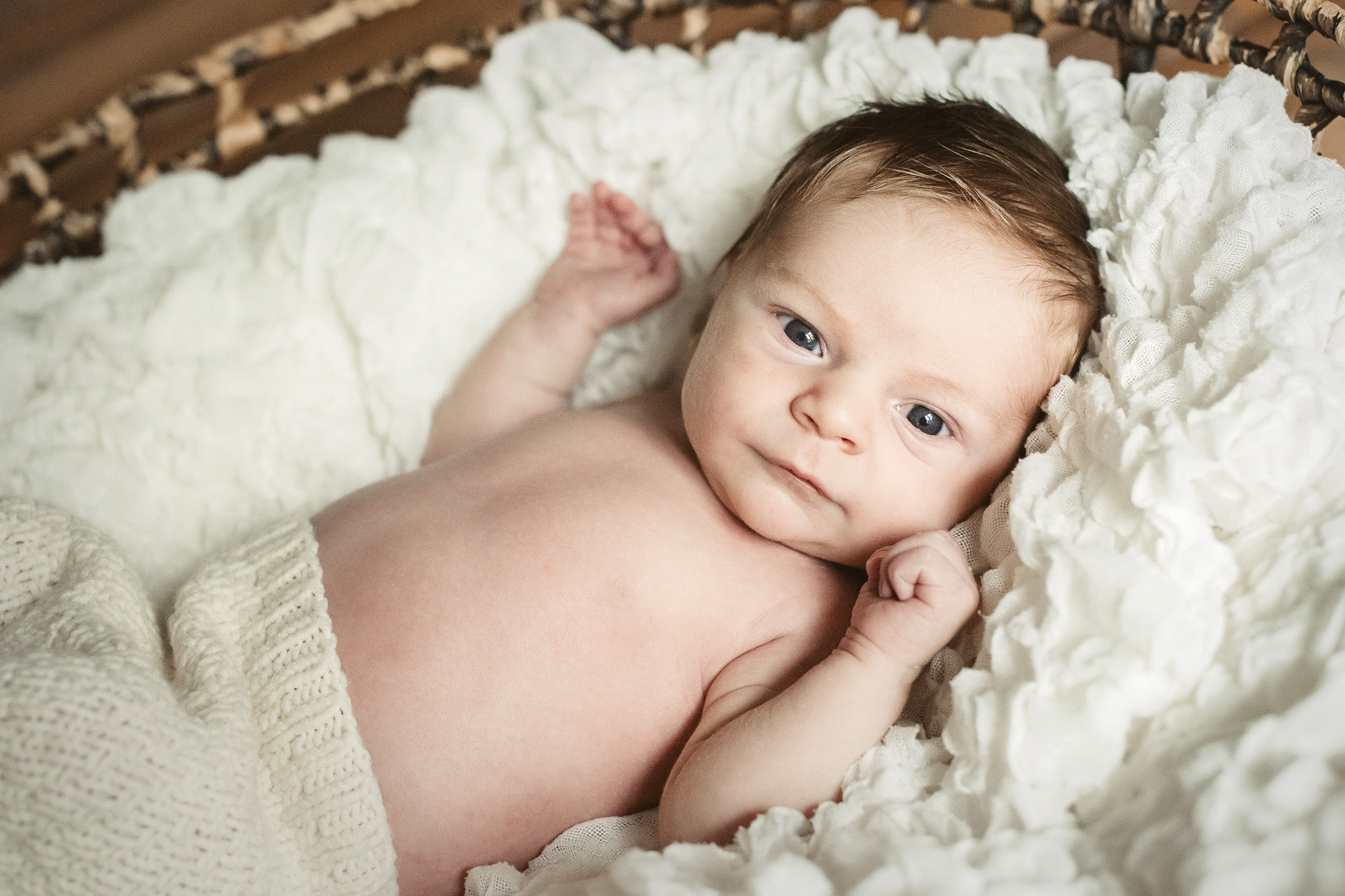 babybilder-langenselbold-frankfurt-kinderfotografin-homestory-baby-im-korb-klassisch-amw-06 babybild babyfoto Kinderfotografin frankfurt darmstadt familienbilder geschwisterbilder kindheit erinnerungen momente einfangen fotograf hanau freigericht kinderbilder linsengericht familie eltern mit kindern fotografieren