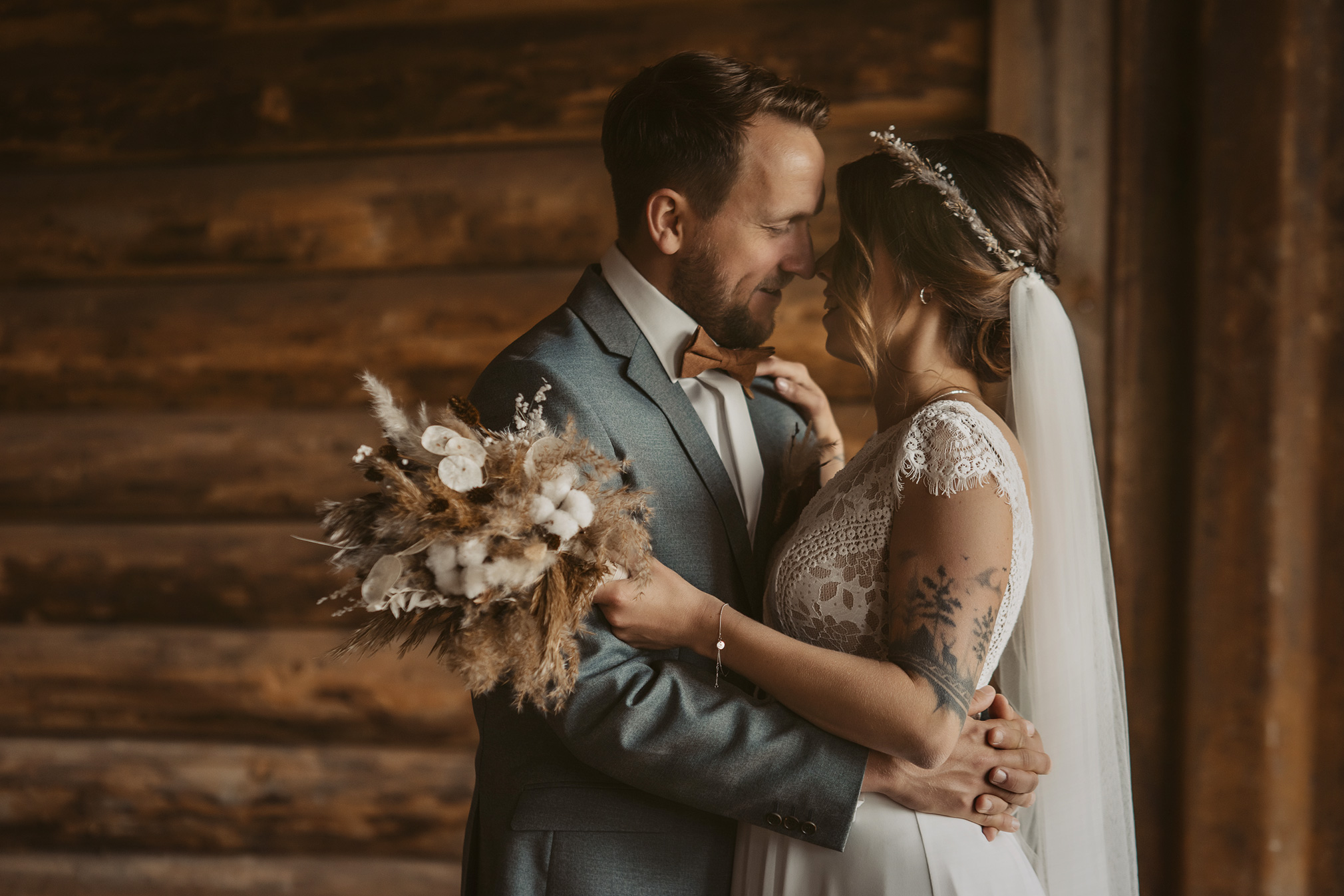 hochzeitsfotografin-gedern-grebenhain-wilder-mann-ortenberg-standesamt-freie-trauung-hochzeitslocation-amw-01 kulturscheune himbach limeshain hochzeitslocation standesamt hochzeitsbilder brautpaar hochzeitsdeko diy trockenblumen frankfurt nidderau bruchköbel kinzigheimer hof maison la vette