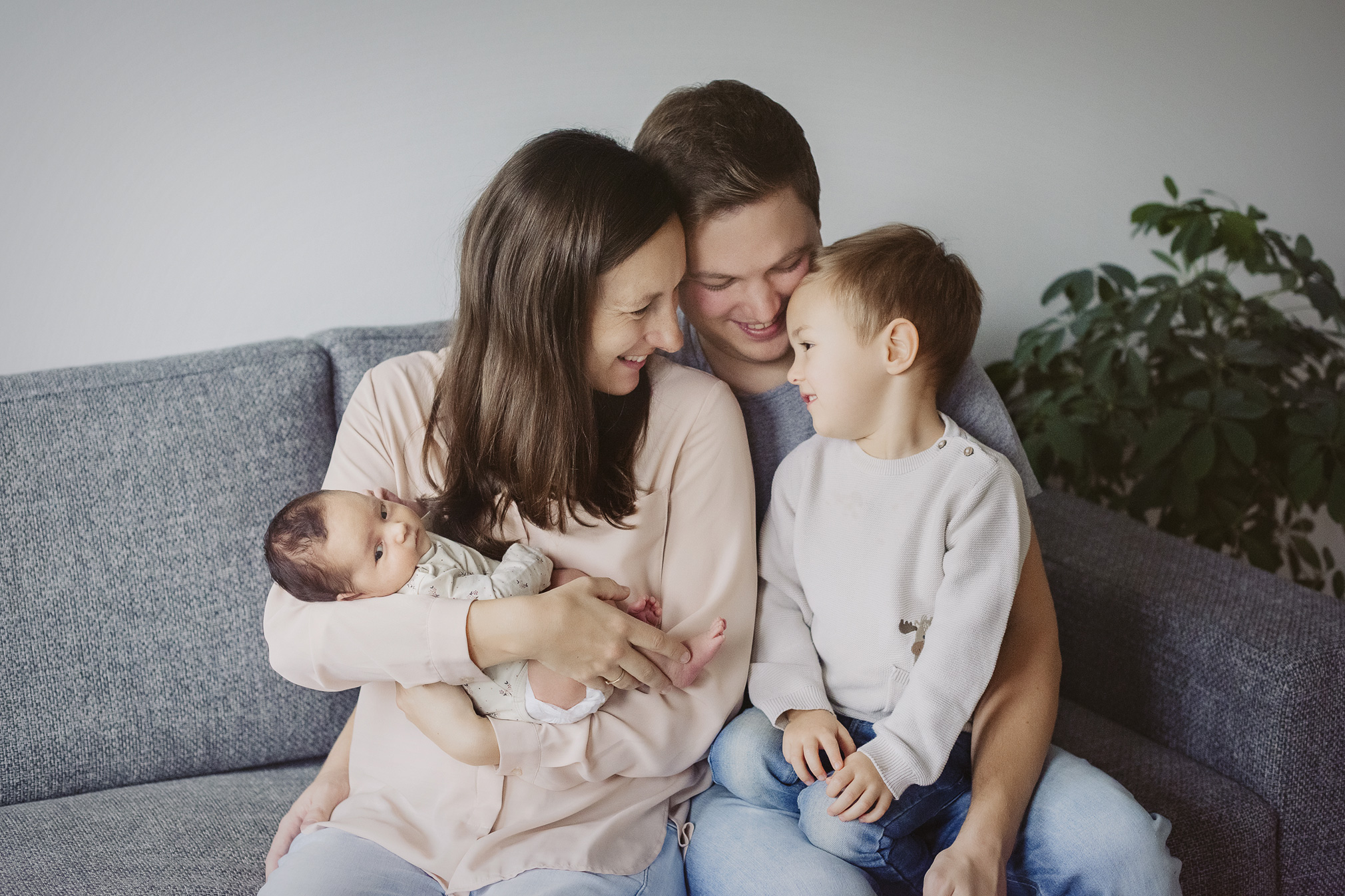 familie mit baby babybilder zuhause hessen neugeborenenfotografie frankfurt altenstadt florstadt bad vilbel familienfotografie