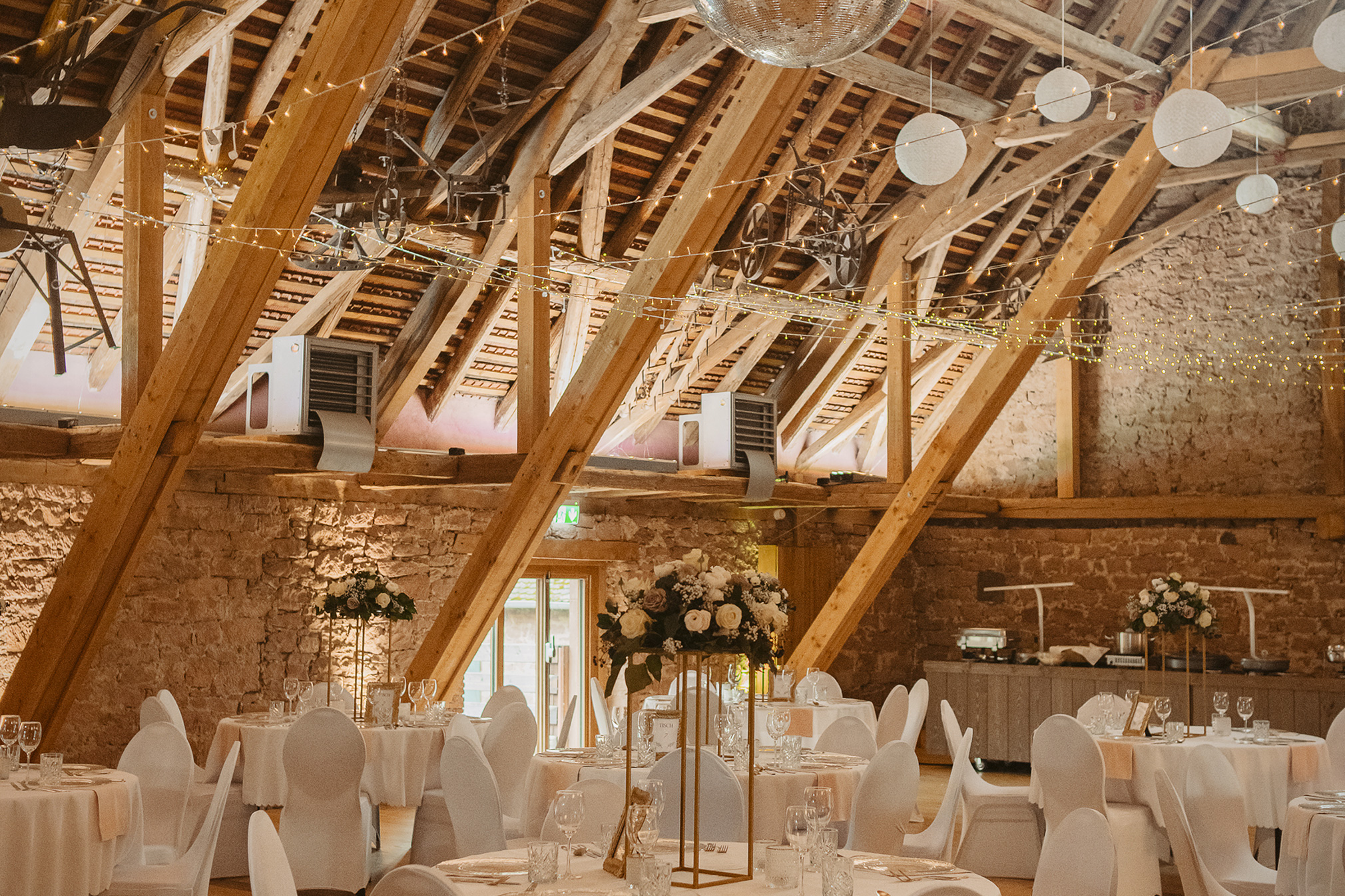 hochzeit gut hühnnerhof gründau heiraten freie trauung standesamt hofgewölbe brautpaar mit hund hessen hochzeitsfotografin ranstadt