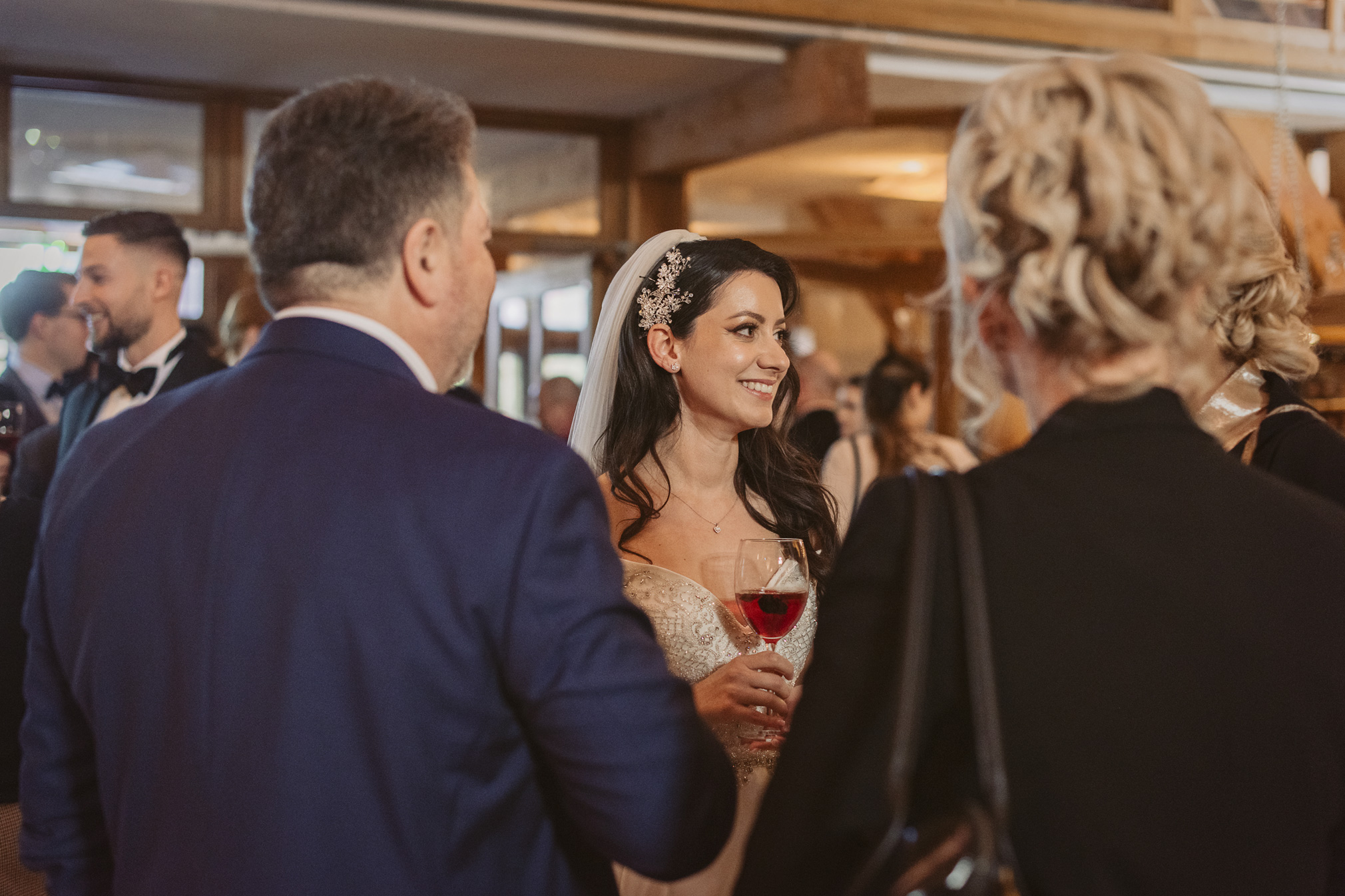 hochzeit gut hühnnerhof gründau heiraten freie trauung standesamt hofgewölbe brautpaar mit hund hessen hochzeitsfotografin ranstadt