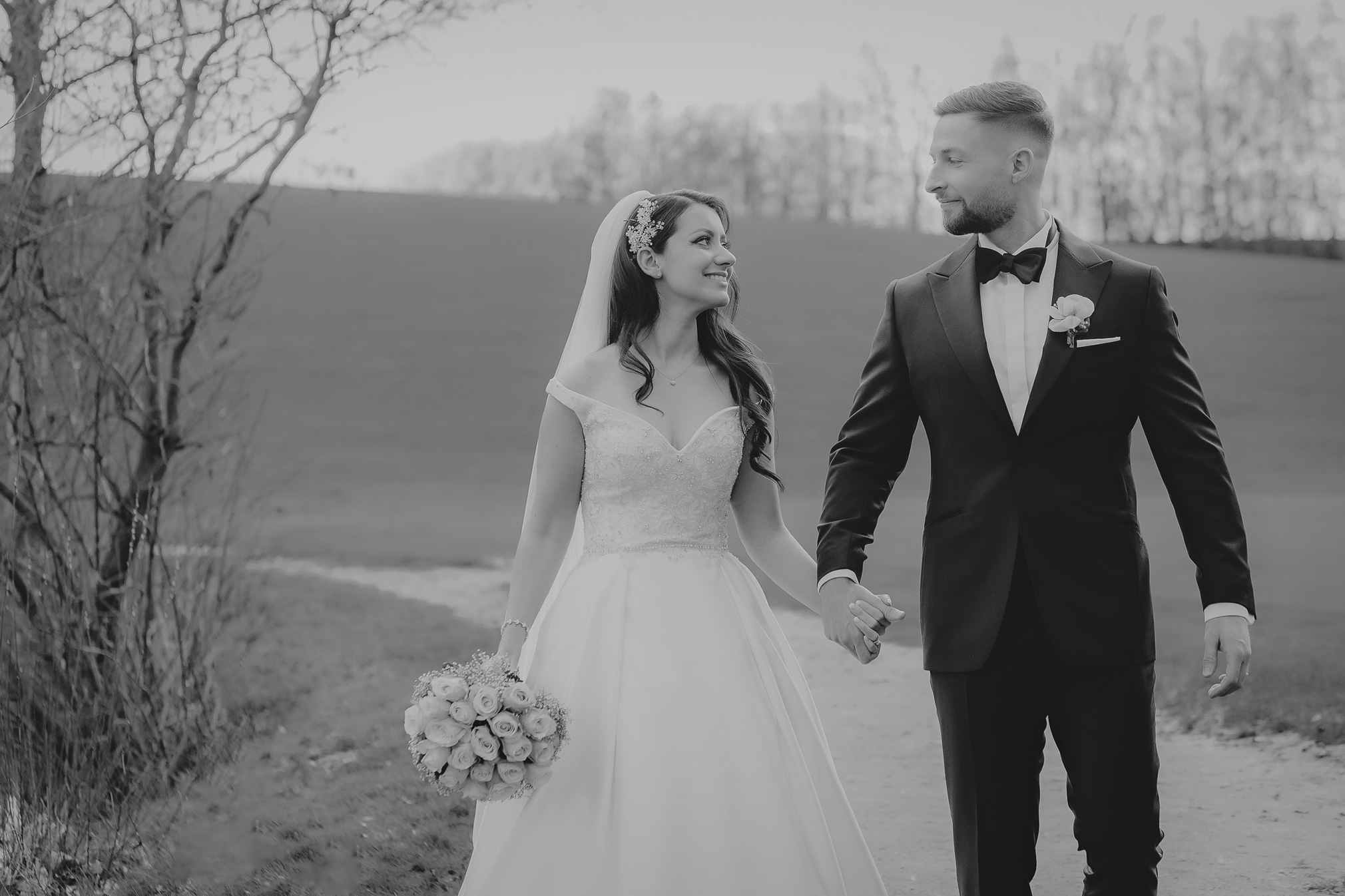 hochzeit gut hühnnerhof gründau heiraten freie trauung standesamt hofgewölbe brautpaar mit hund hessen hochzeitsfotografin ranstadt