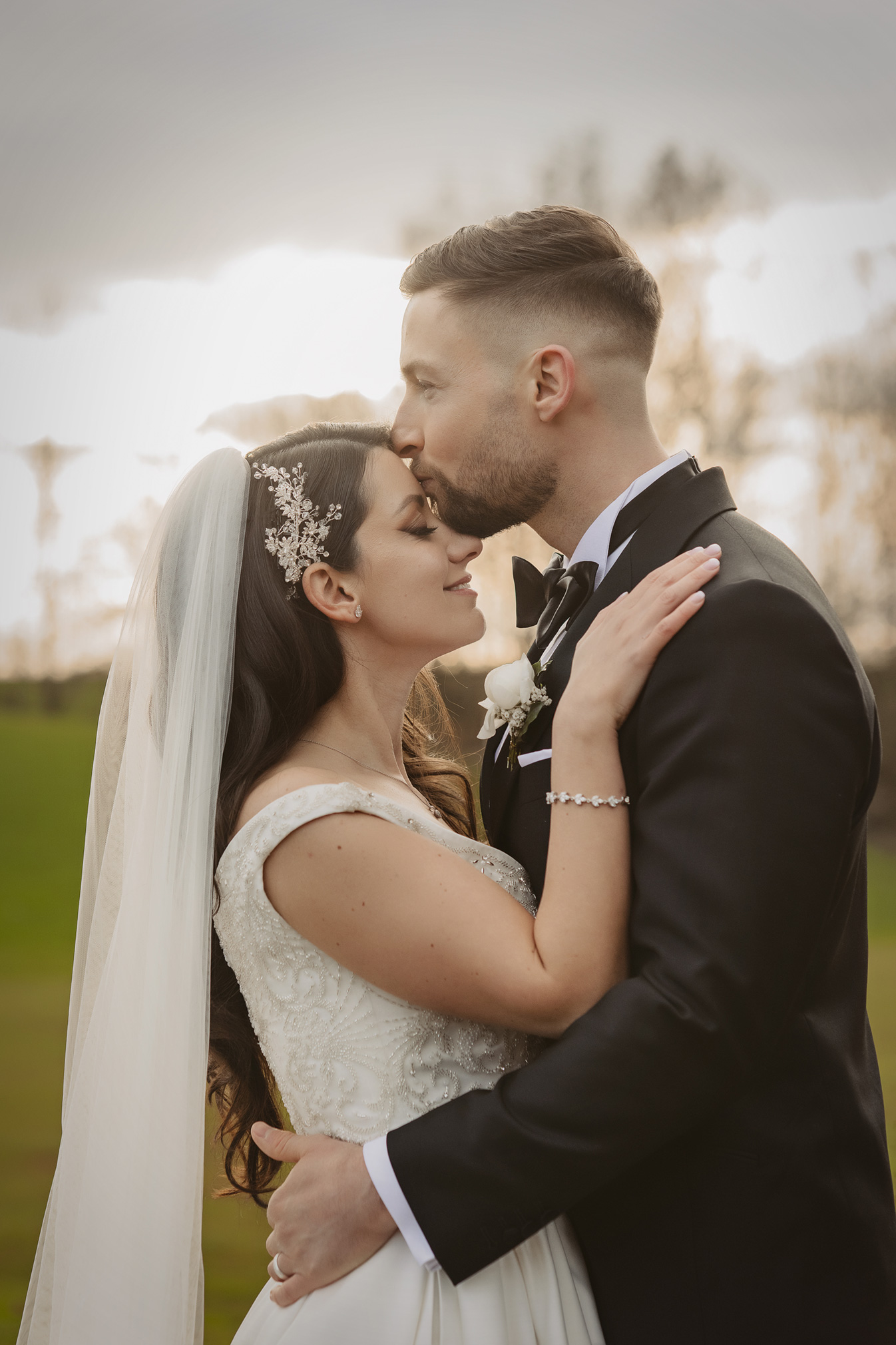 hochzeit gut hühnnerhof gründau heiraten freie trauung standesamt hofgewölbe brautpaar mit hund hessen hochzeitsfotografin ranstadt