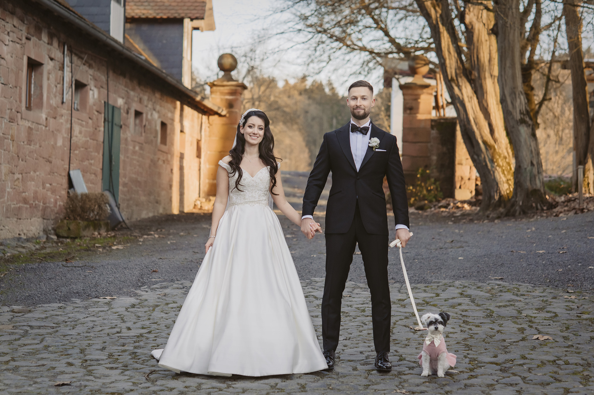 hochzeit gut hühnnerhof gründau heiraten freie trauung standesamt hofgewölbe brautpaar mit hund hessen hochzeitsfotografin ranstadt