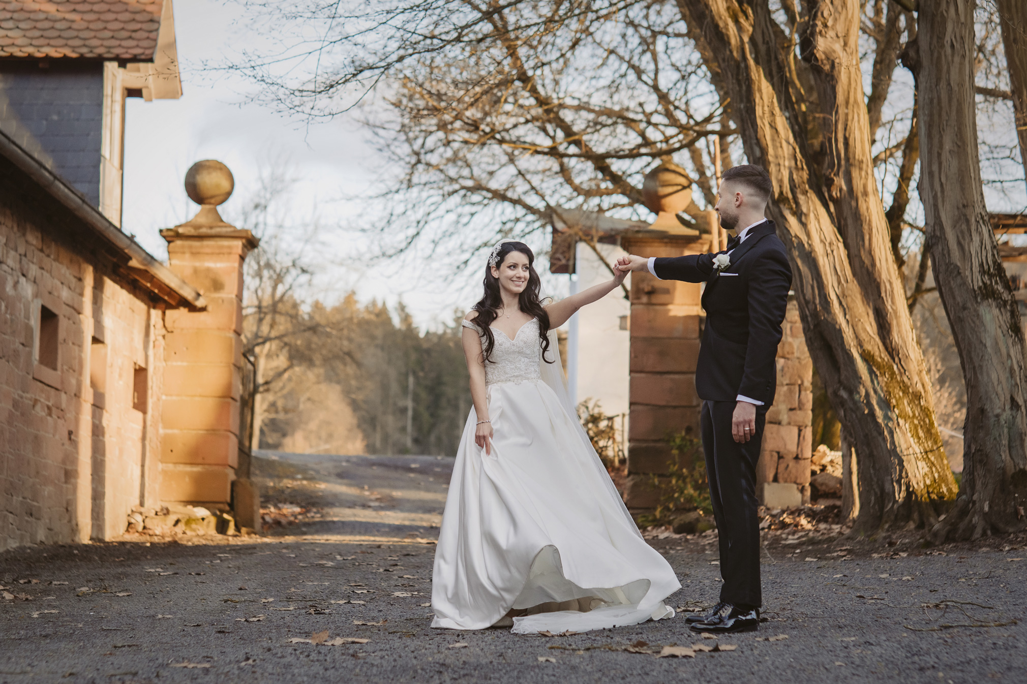 hochzeit gut hühnnerhof gründau heiraten freie trauung standesamt hofgewölbe brautpaar mit hund hessen hochzeitsfotografin ranstadt