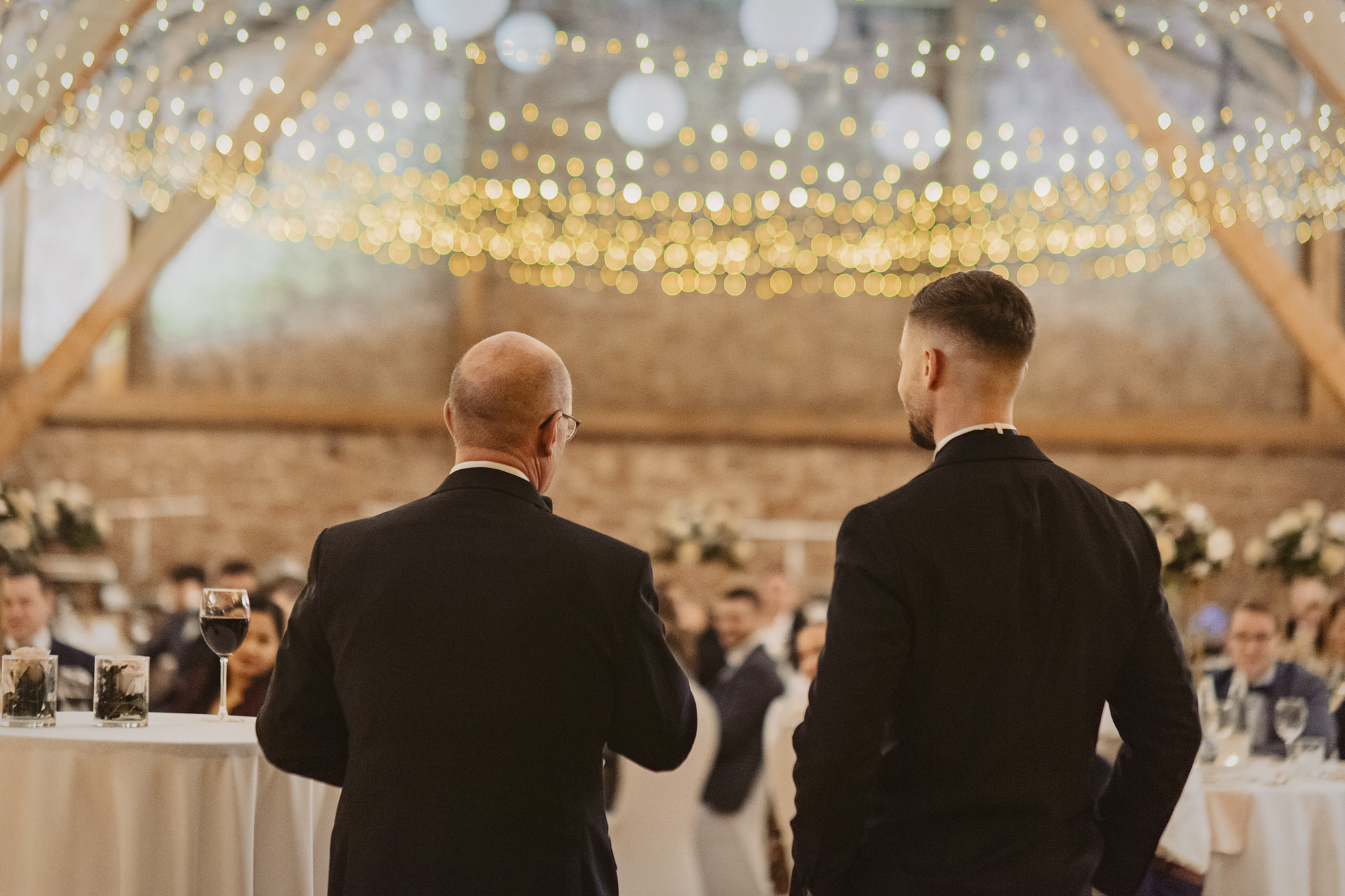 hochzeit gut hühnnerhof gründau heiraten freie trauung standesamt hofgewölbe brautpaar mit hund hessen hochzeitsfotografin ranstadt