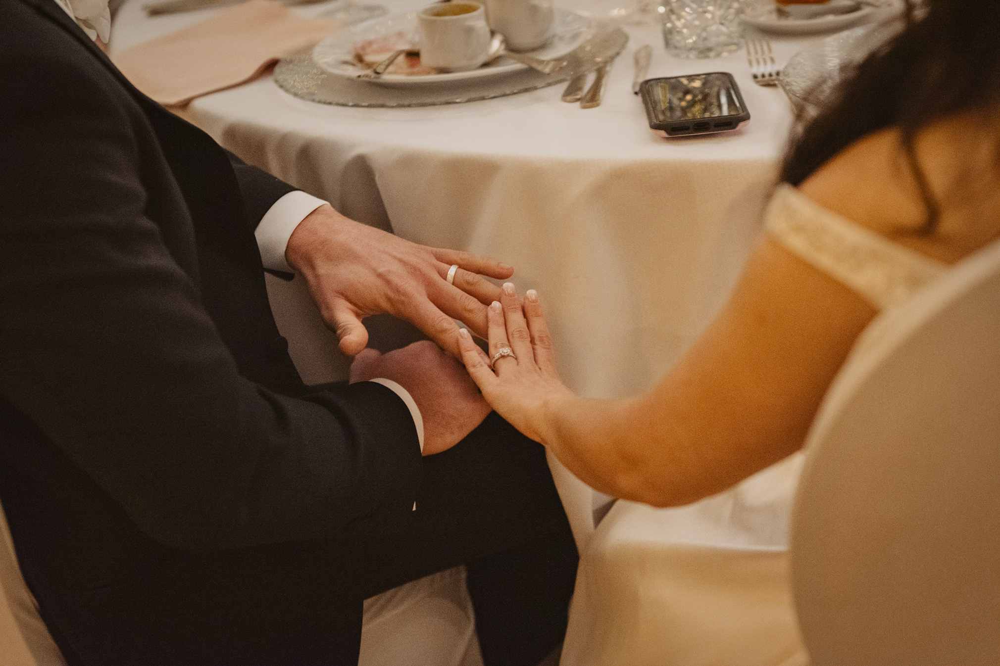 hochzeit gut hühnnerhof gründau heiraten freie trauung standesamt hofgewölbe brautpaar mit hund hessen hochzeitsfotografin ranstadt