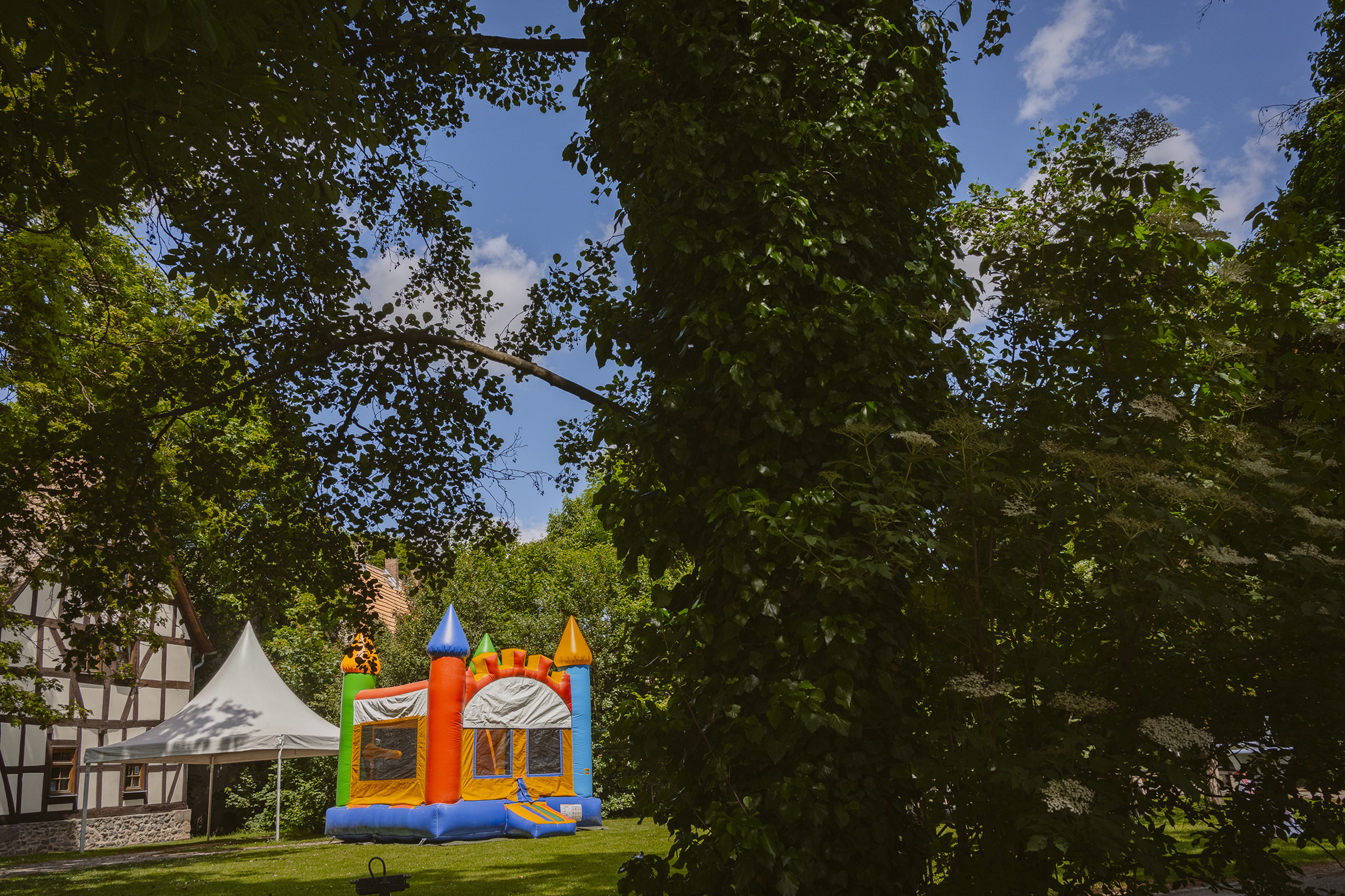 Hochzeit frankfurt fotografin ranstadt wetterau heiraten in hessen brautpaar brautstrauss hochzeitsdeko freie trauung standesamt Hochzeitslocation Schloss romrod trauredner thomas Hoffmann