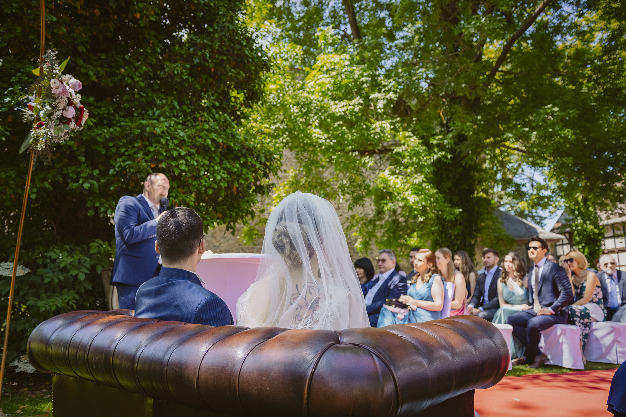 Hochzeit frankfurt fotografin ranstadt wetterau heiraten in hessen brautpaar brautstrauss hochzeitsdeko freie trauung standesamt Hochzeitslocation Schloss romrod trauredner thomas Hoffmann