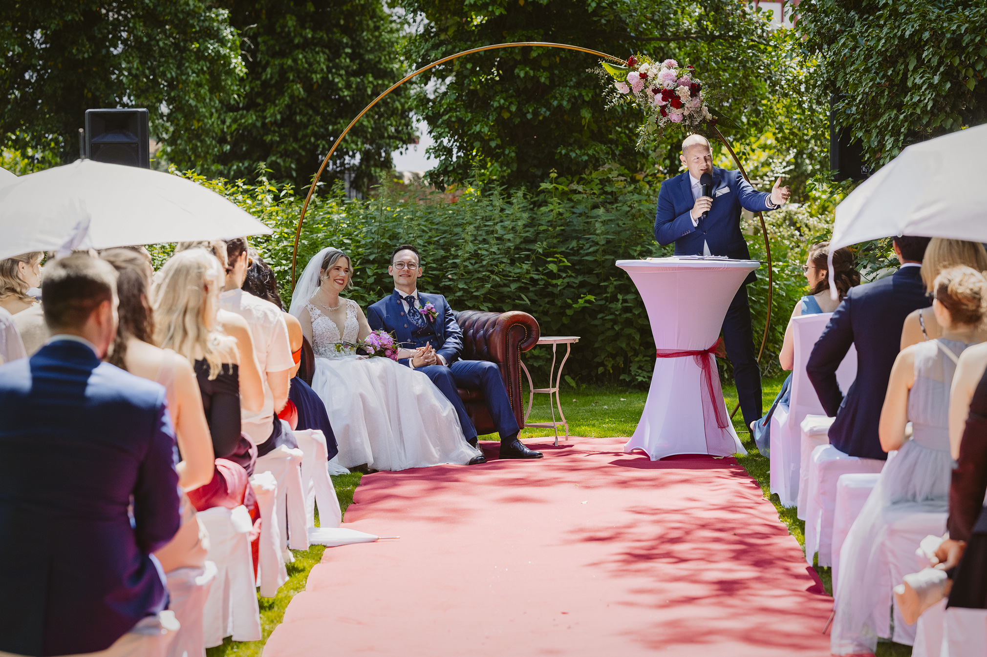 Hochzeit frankfurt fotografin ranstadt wetterau heiraten in hessen brautpaar brautstrauss hochzeitsdeko freie trauung standesamt Hochzeitslocation Schloss romrod trauredner thomas Hoffmann