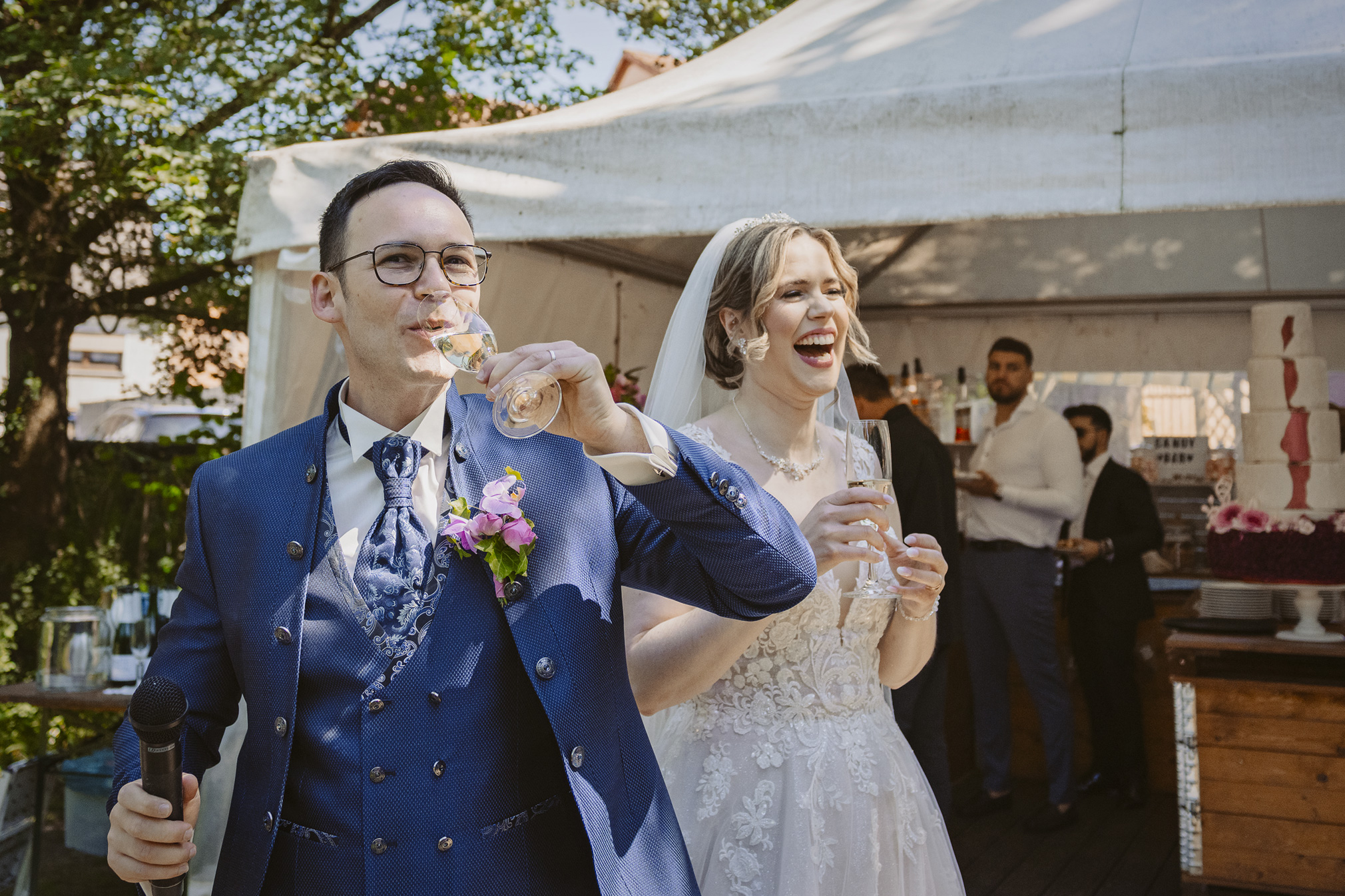 sektempfang Hochzeit frankfurt fotografin ranstadt wetterau heiraten in hessen brautpaar brautstrauss hochzeitsdeko freie trauung standesamt Hochzeitslocation Schloss romrod trauredner thomas Hoffmann