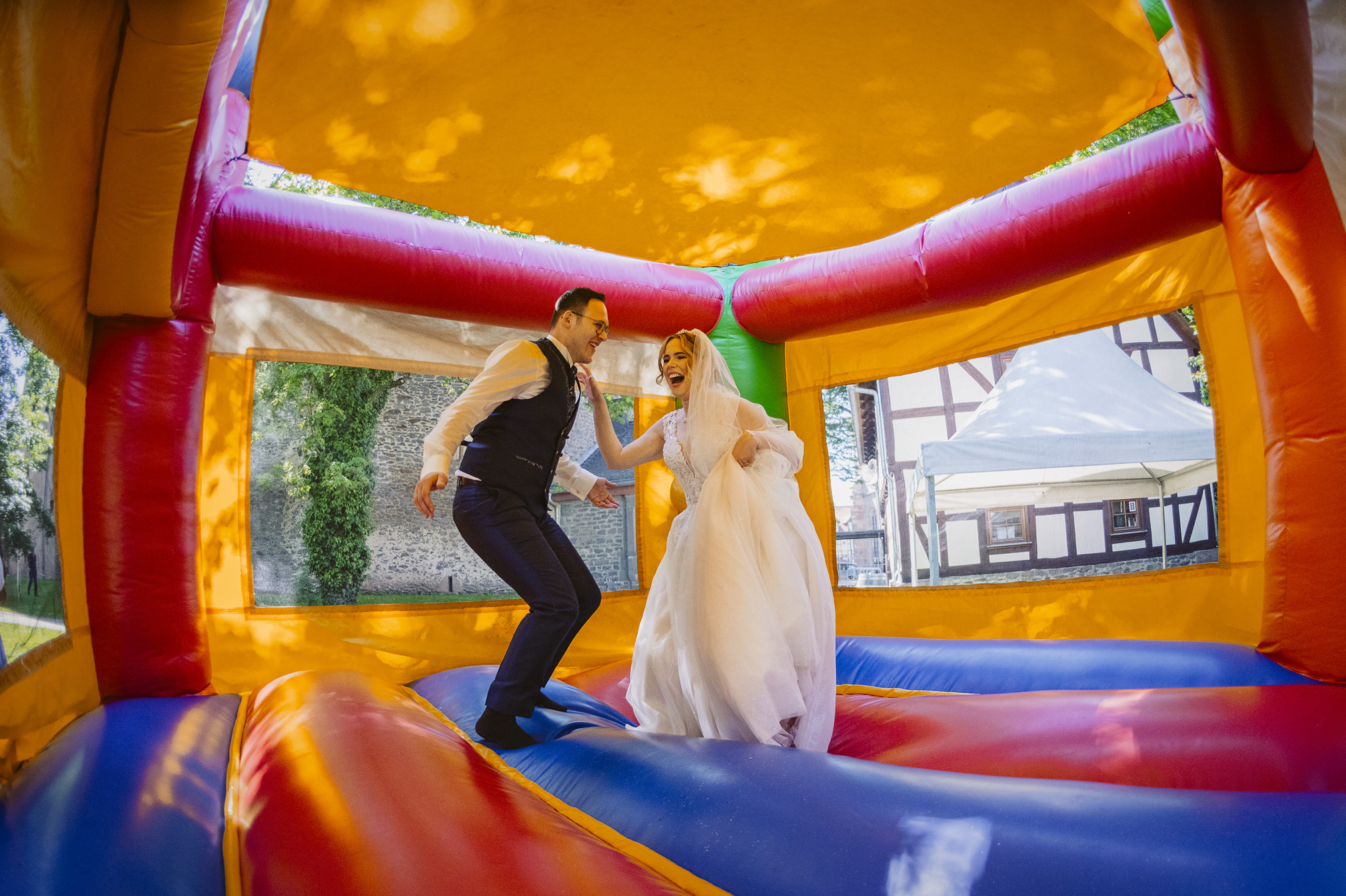 hüpfburg Hochzeit frankfurt fotografin ranstadt wetterau heiraten in hessen brautpaar brautstrauss hochzeitsdeko freie trauung standesamt Hochzeitslocation Schloss romrod trauredner thomas Hoffmann