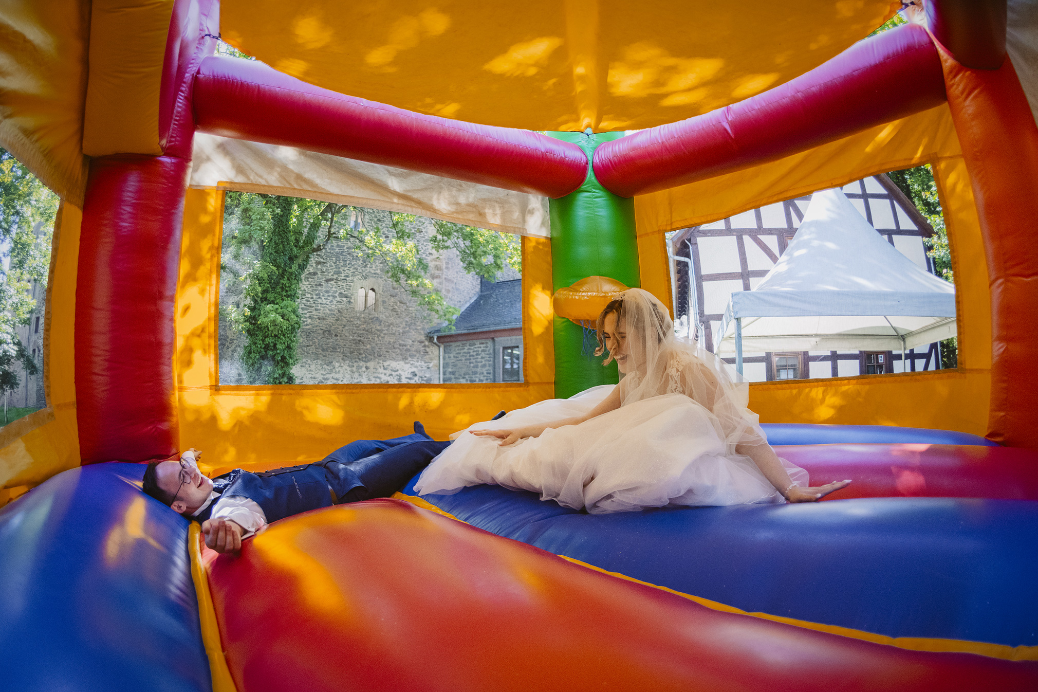 hüpfburg Hochzeit frankfurt fotografin ranstadt wetterau heiraten in hessen brautpaar brautstrauss hochzeitsdeko freie trauung standesamt Hochzeitslocation Schloss romrod trauredner thomas Hoffmann
