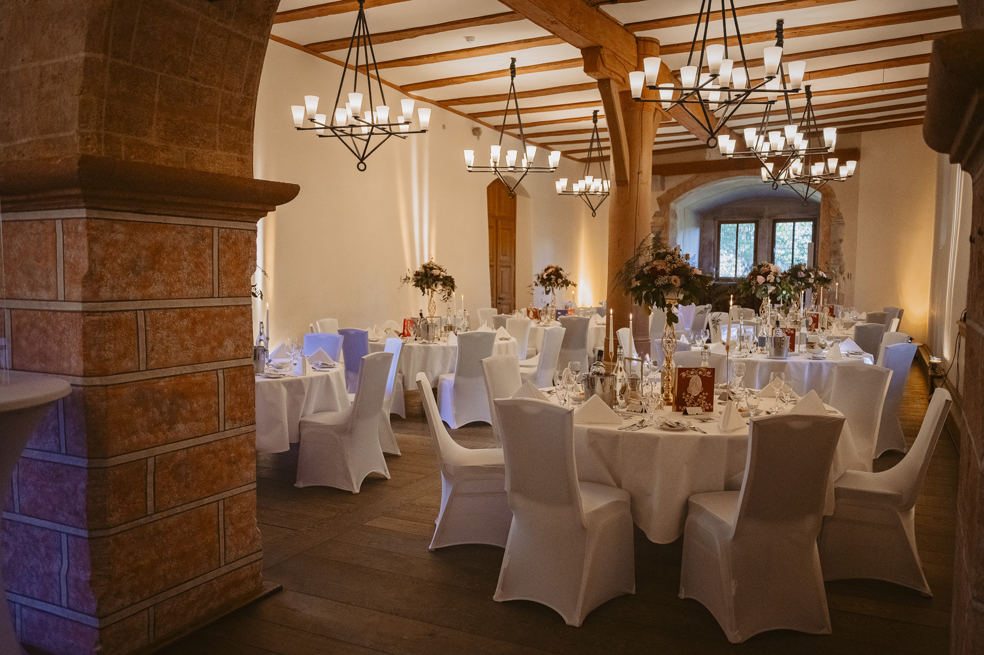 Hochzeit frankfurt fotografin ranstadt wetterau heiraten in hessen brautpaar brautstrauss hochzeitsdeko freie trauung standesamt Hochzeitslocation Schloss romrod trauredner thomas Hoffmann