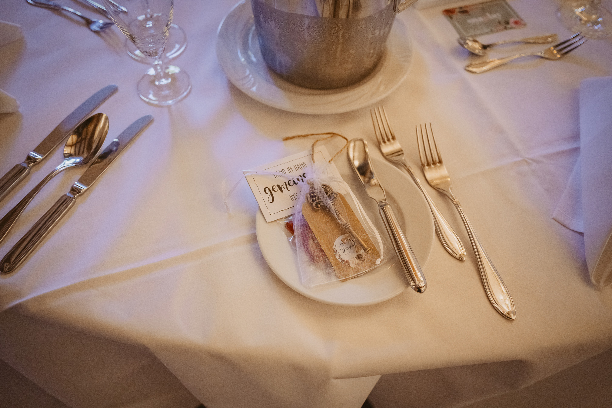 Hochzeit frankfurt fotografin ranstadt wetterau heiraten in hessen brautpaar brautstrauss hochzeitsdeko freie trauung standesamt Hochzeitslocation Schloss romrod trauredner thomas Hoffmann