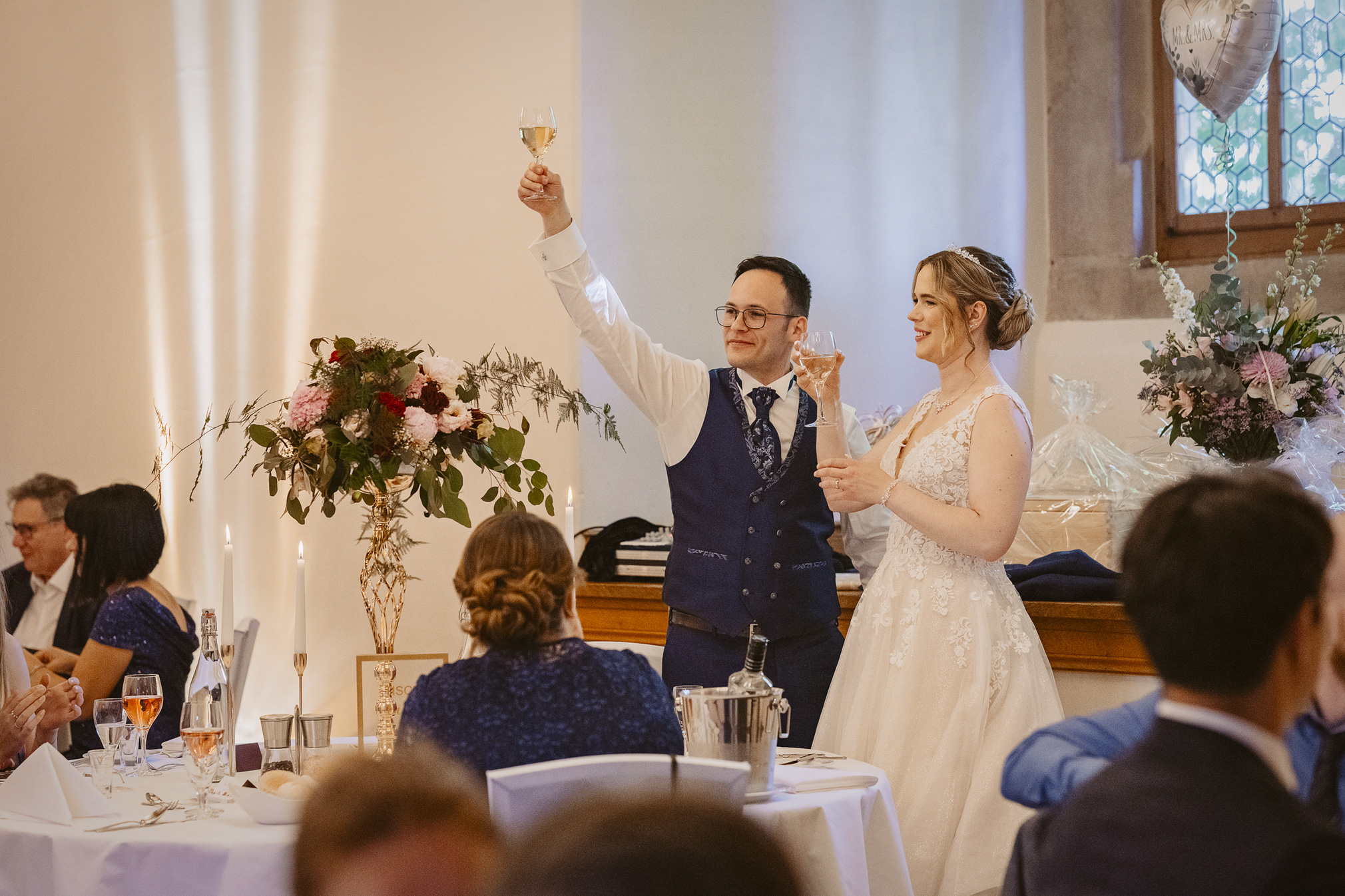 Hochzeit frankfurt fotografin ranstadt wetterau heiraten in hessen brautpaar brautstrauss hochzeitsdeko freie trauung standesamt Hochzeitslocation Schloss romrod trauredner thomas Hoffmann auf einer hochzeit rede halten