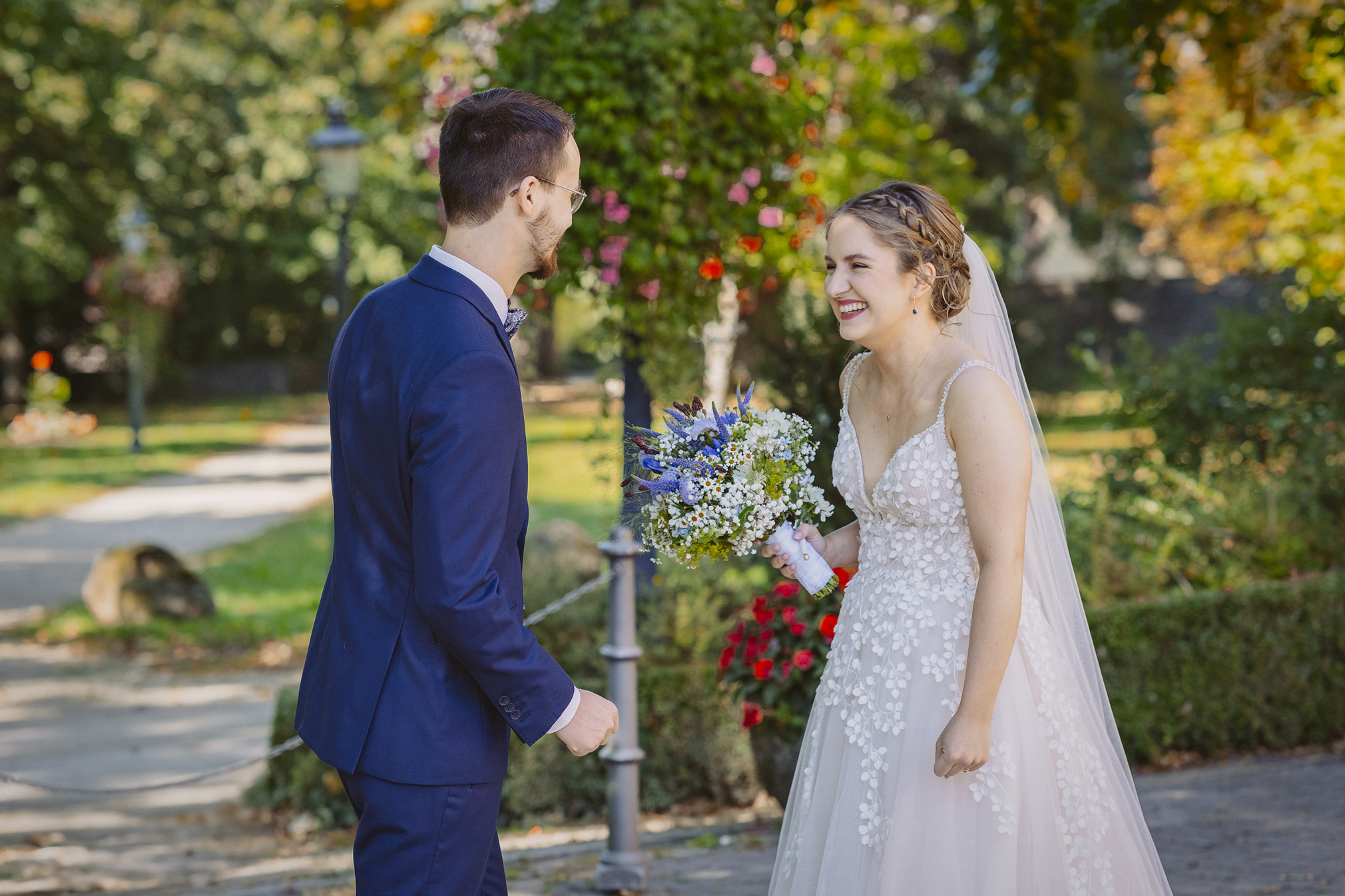 erster blick first look Hochzeitslocation schloss schlosshotel gedern Hochzeit frankfurt fotografin ranstadt wetterau heiraten in hessen brautpaar brautstrauss hochzeitsdeko freie trauung standesamt kirche 