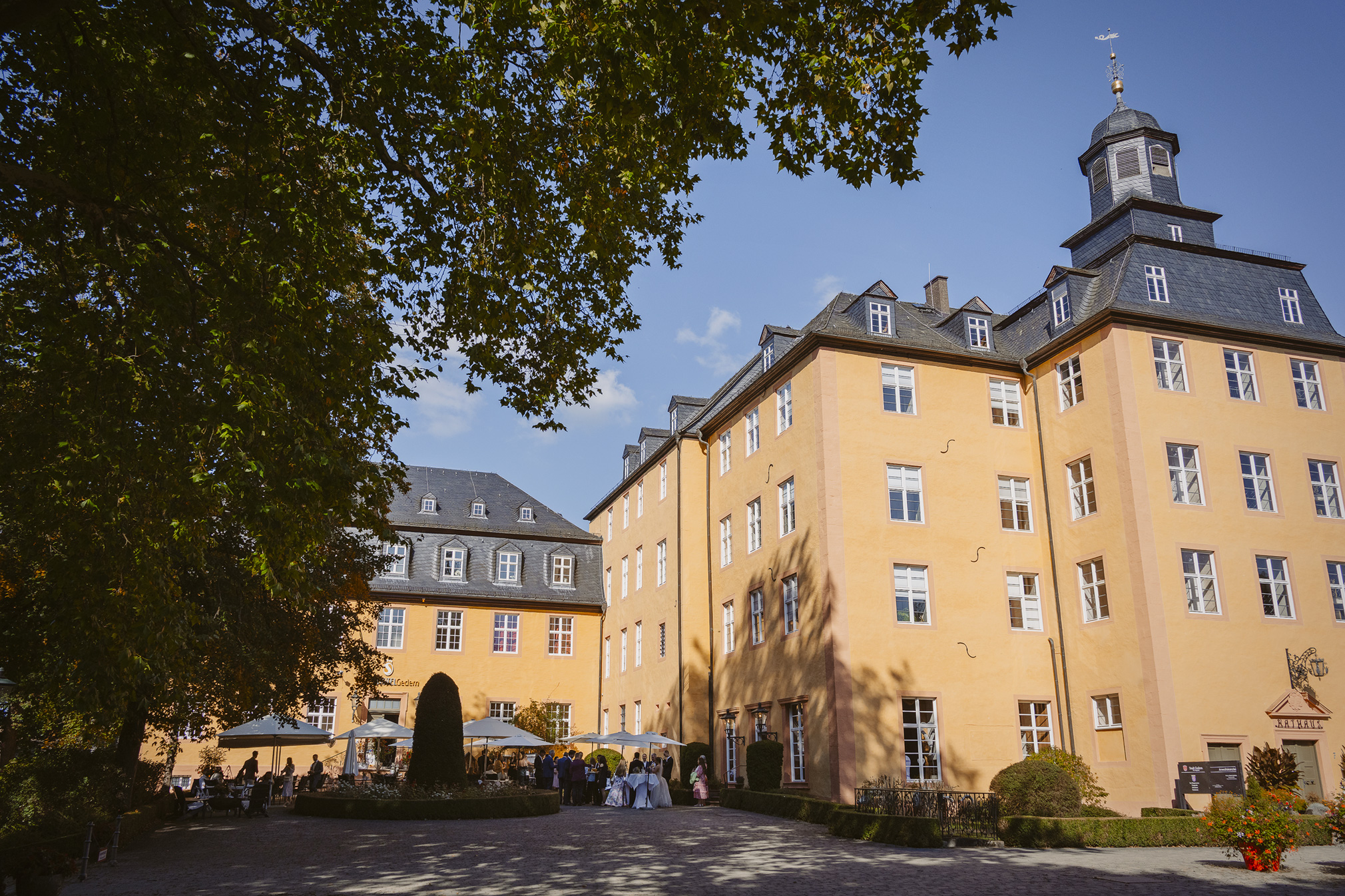 ansicht Hochzeitslocation schloss schlosshotel gedern Hochzeit frankfurt fotografin ranstadt wetterau heiraten in hessen brautpaar brautstrauss hochzeitsdeko freie trauung standesamt kirche 