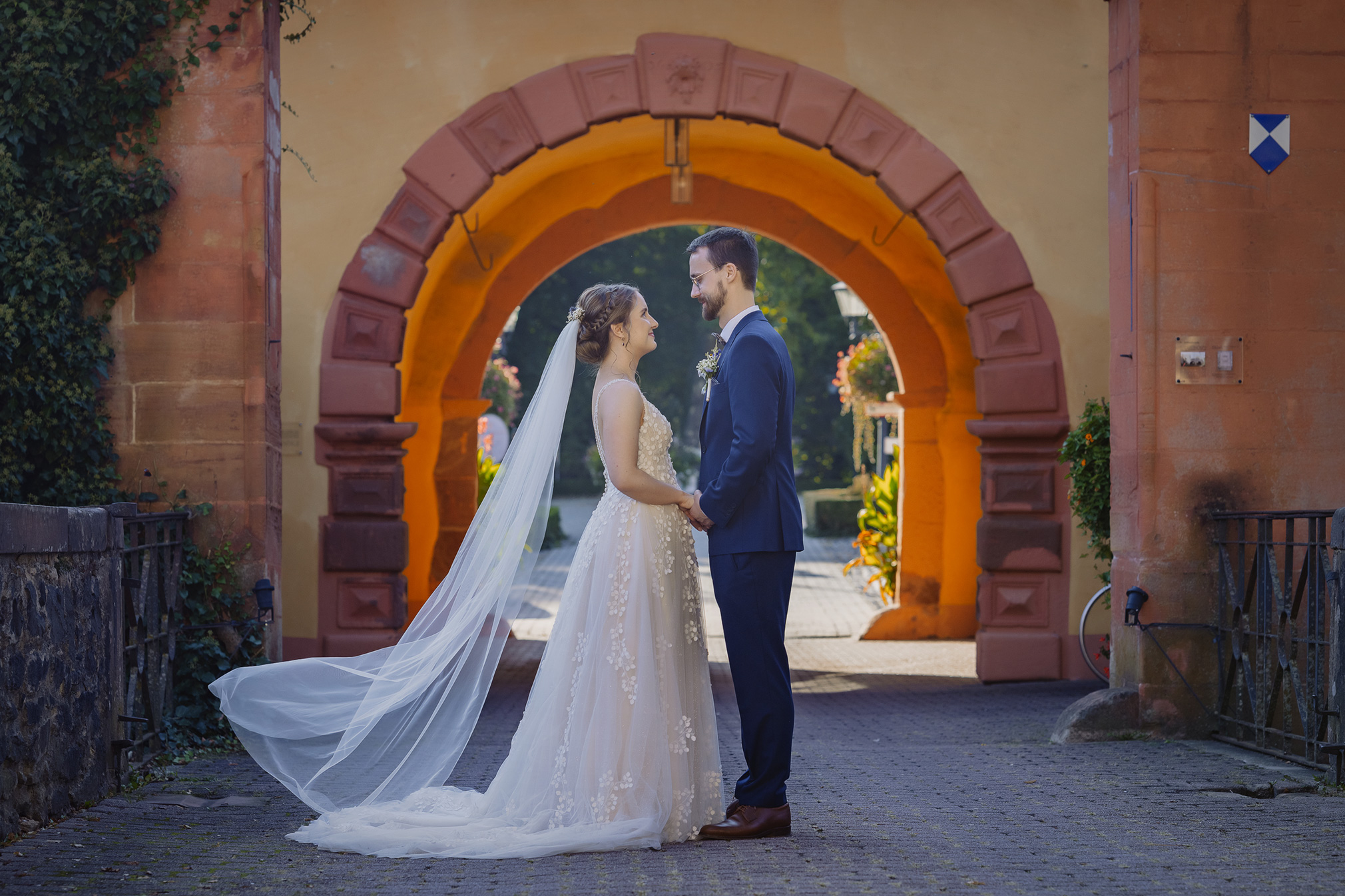 braut schleier lang Hochzeitslocation schloss schlosshotel gedern Hochzeit frankfurt fotografin ranstadt wetterau heiraten in hessen brautpaar brautstrauss hochzeitsdeko freie trauung standesamt kirche 