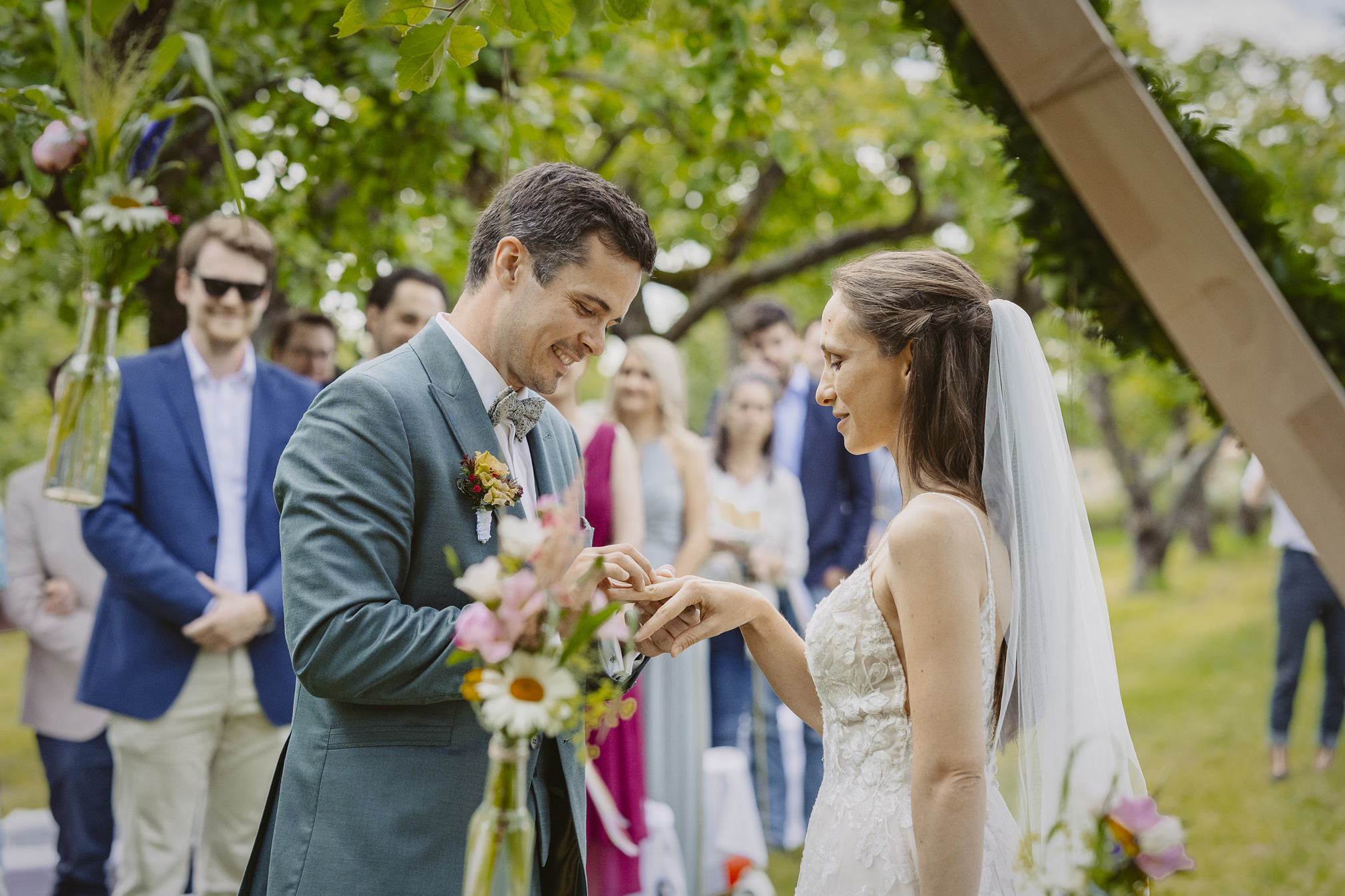 Hochzeit frankfurt fotografin ranstadt wetterau heiraten in hessen brautpaar brautstrauss hochzeitsdeko freie trauung standesamt obsthof am steinberg obsthof schneider frankfurt nieder erlenbach hochzeitslocation 