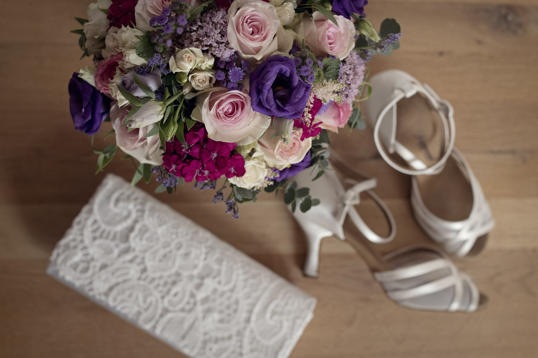 heiraten antrag verlobung hessen frankfurt hanau bad vilbel blumen floristik brautstrauss hochzeitslocation gründau kulturscheune himbach maison la vette ortenberg wetterau hochzeitsfotograf brautschuhe getting ready fotografieren