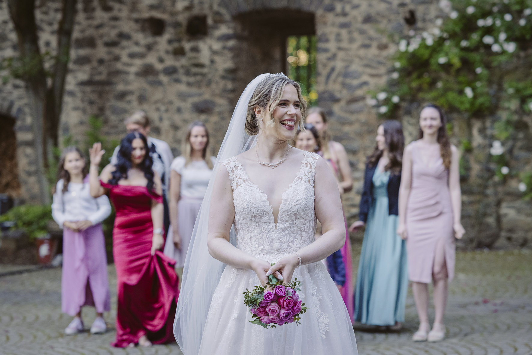 schloss romrod rosenregen heiraten antrag verlobung hessen frankfurt hanau bad vilbel blumen floristik brautstrauss hochzeitslocation gründau kulturscheune himbach maison la vette ortenberg wetterau hochzeitsfotograf brautstrausswerfen tradition 