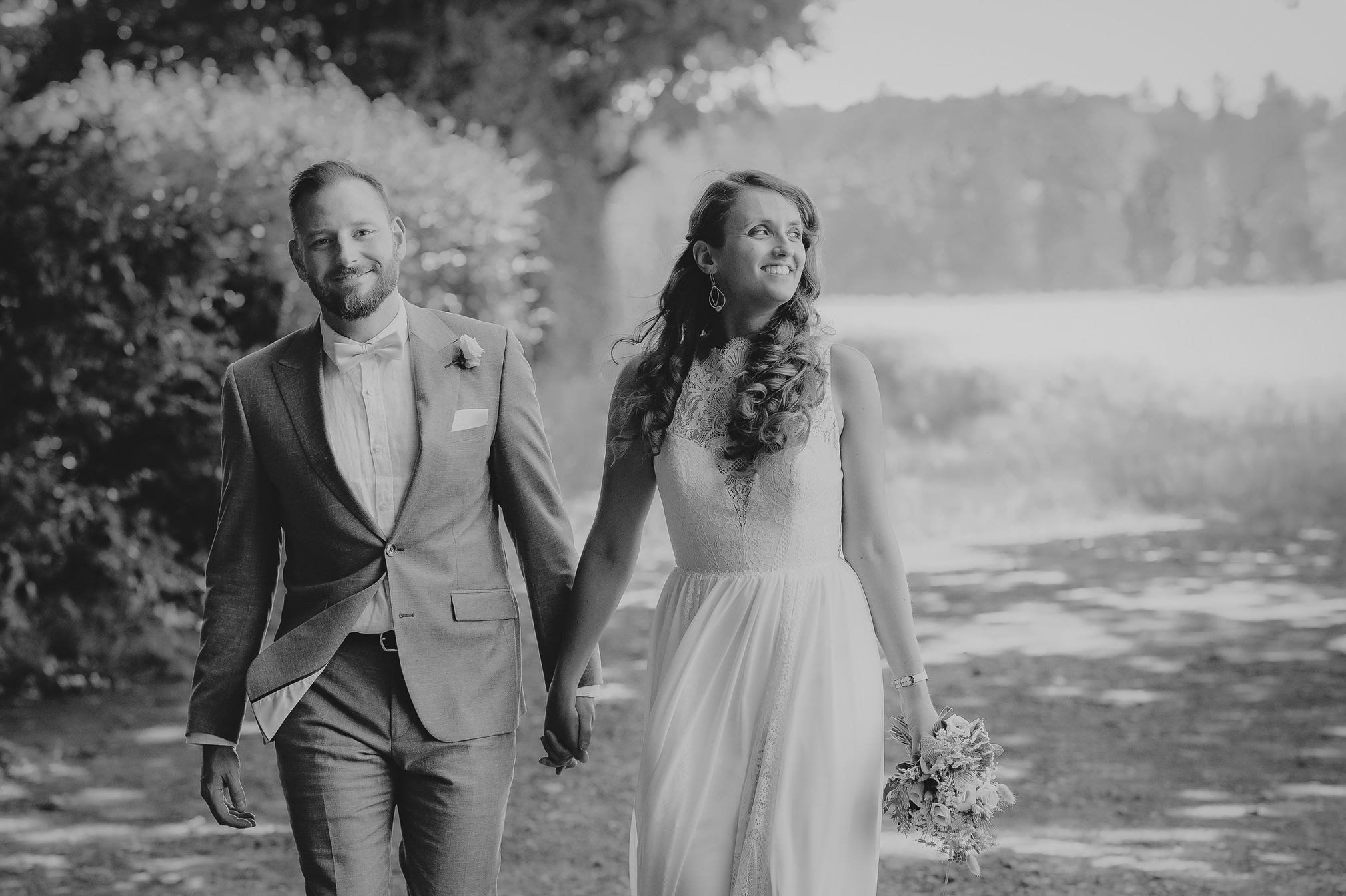 heiraten in hessen wetterau kulturscheune himbach freie trauung hochzeitsbilder hochzeitsfotografin brautpaar hochzeitspaar mit hund hochzeitsdeko frankfurt 
