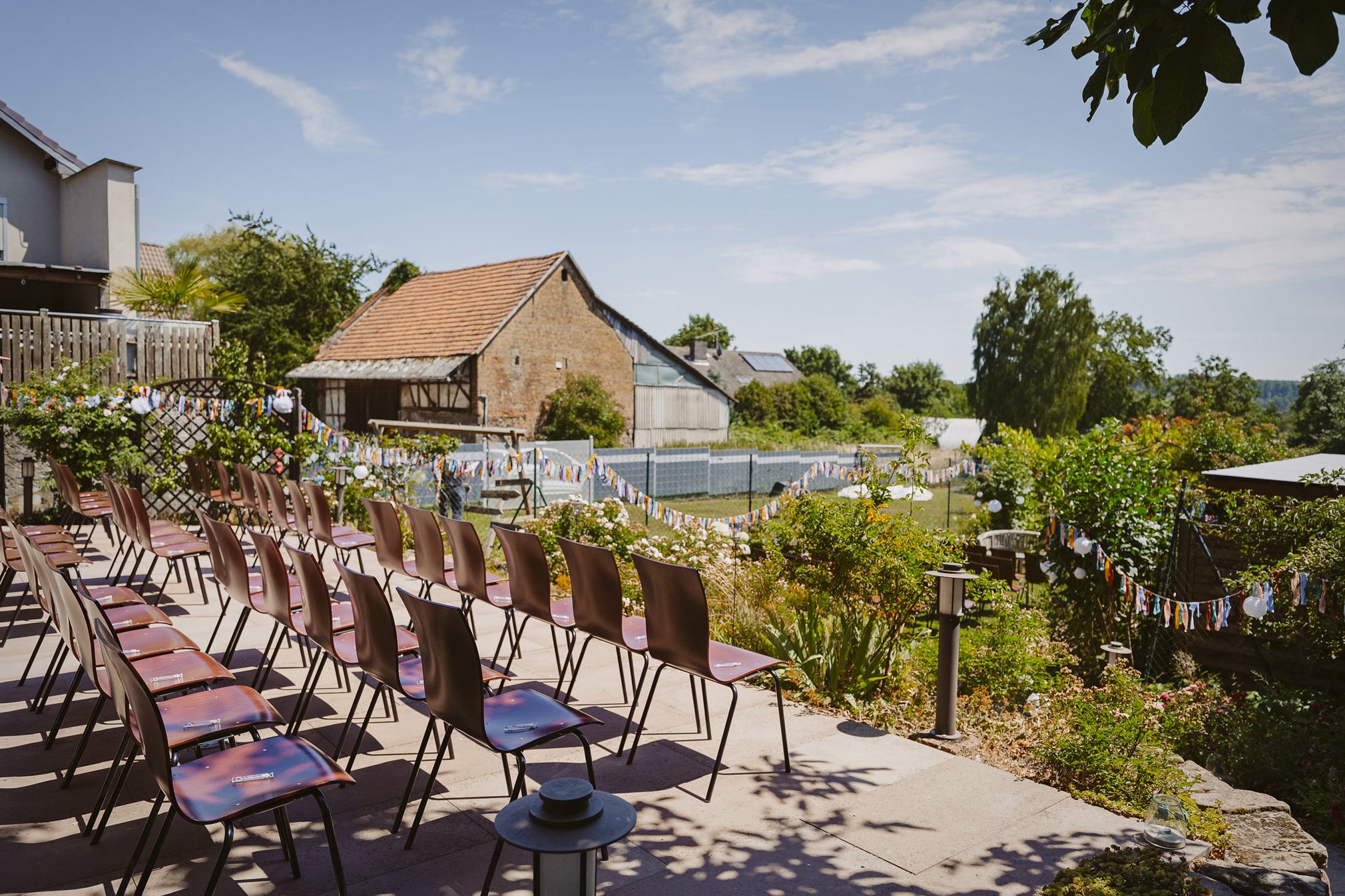heiraten in hessen wetterau kulturscheune himbach freie trauung hochzeitsbilder hochzeitsfotografin brautpaar hochzeitspaar mit hund hochzeitsdeko frankfurt 