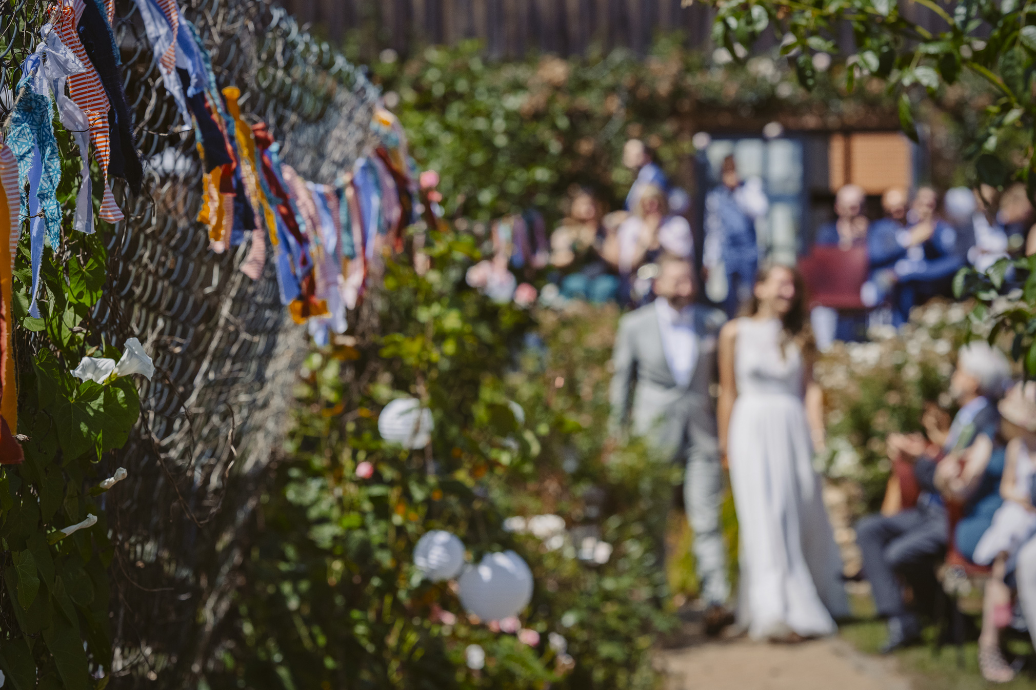 heiraten in hessen wetterau kulturscheune himbach freie trauung hochzeitsbilder hochzeitsfotografin brautpaar hochzeitspaar mit hund hochzeitsdeko frankfurt 