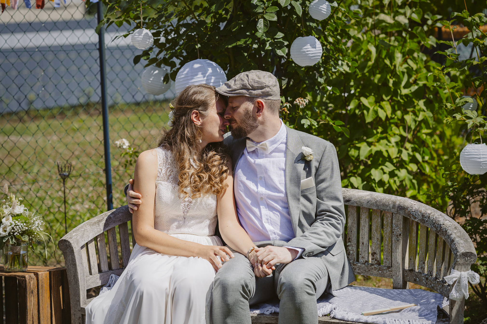 heiraten in hessen wetterau kulturscheune himbach freie trauung hochzeitsbilder hochzeitsfotografin brautpaar hochzeitspaar mit hund hochzeitsdeko frankfurt 