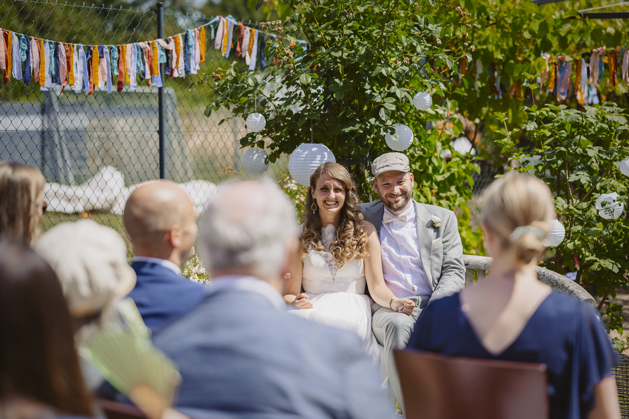 heiraten in hessen wetterau kulturscheune himbach freie trauung hochzeitsbilder hochzeitsfotografin brautpaar hochzeitspaar mit hund hochzeitsdeko frankfurt 
