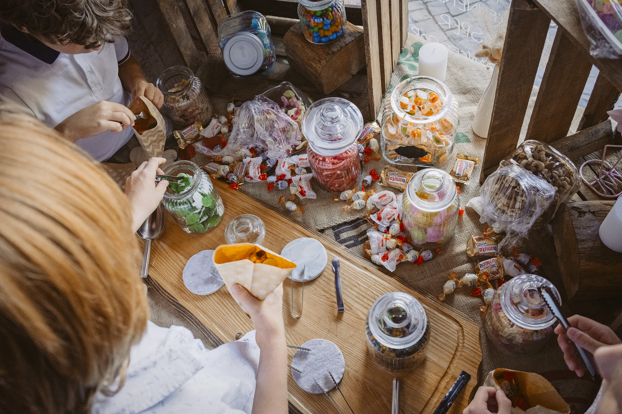 candy bar heiraten in hessen wetterau kulturscheune himbach freie trauung hochzeitsbilder hochzeitsfotografin brautpaar hochzeitspaar mit hund hochzeitsdeko frankfurt 
