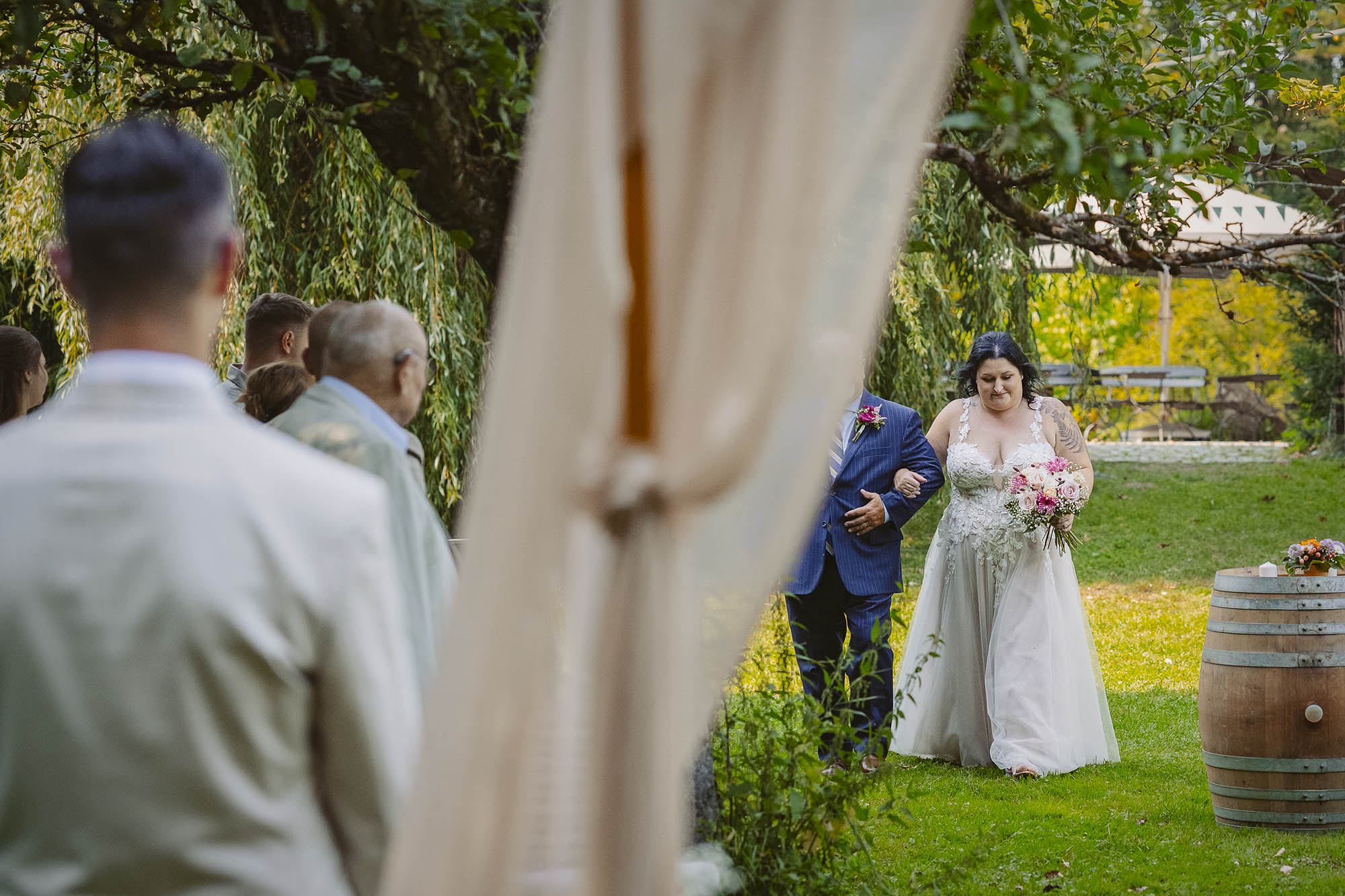 hochzeit heiraten hessen frankfurt hochzeitslocation weingut weidenmühle flörsheim freie trauung brautpaarbilder erster blick first look hochzeitsfotografin wetterau ranstadt florstadt altenstadt