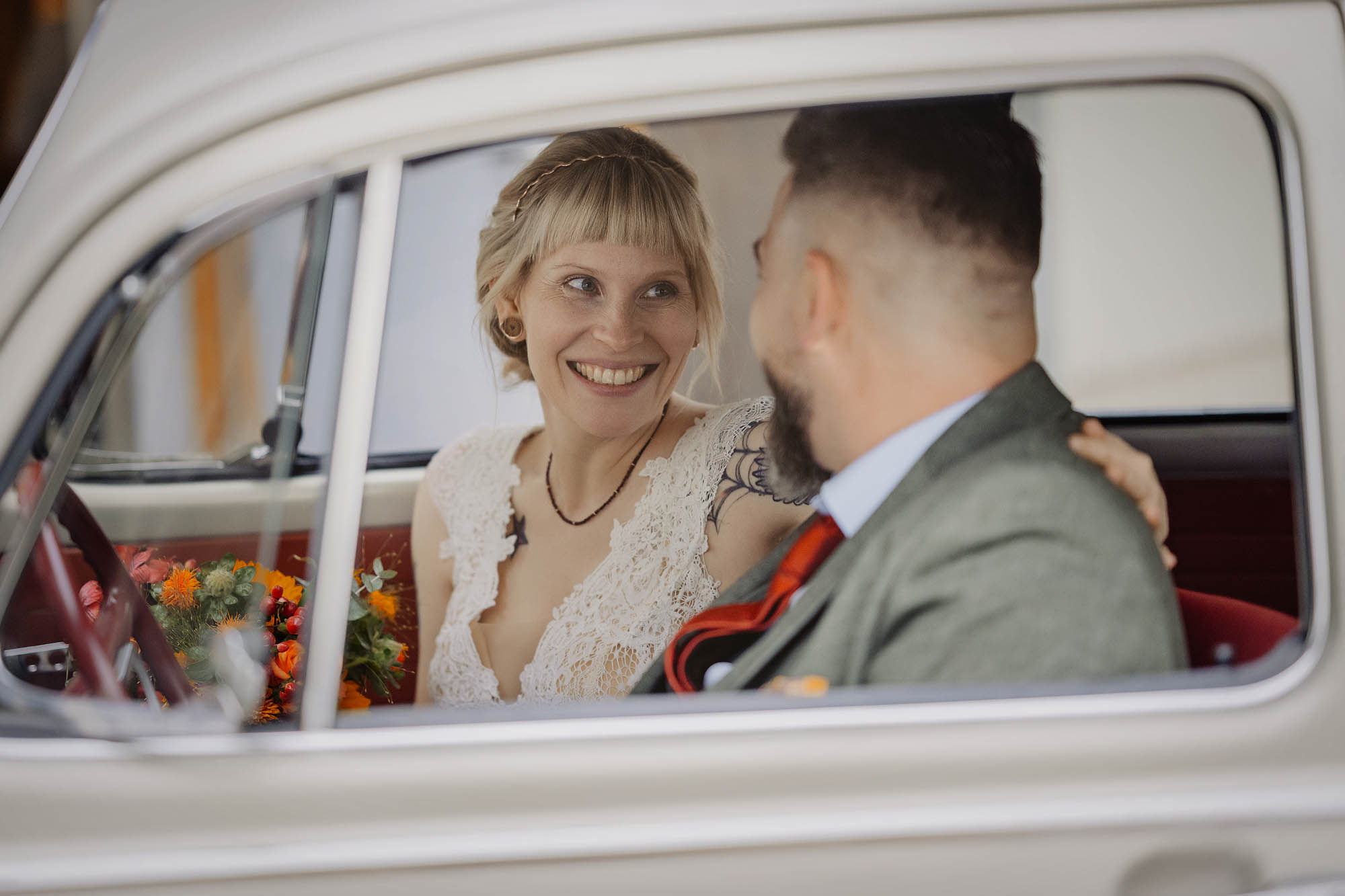 heiraten in Hessen hochzeitslocation Dorftreff rendel standesamt karben brautpaarbilder vor der trauung herbst herbsthochzeit oktoberhochzeit hochzeitsauto