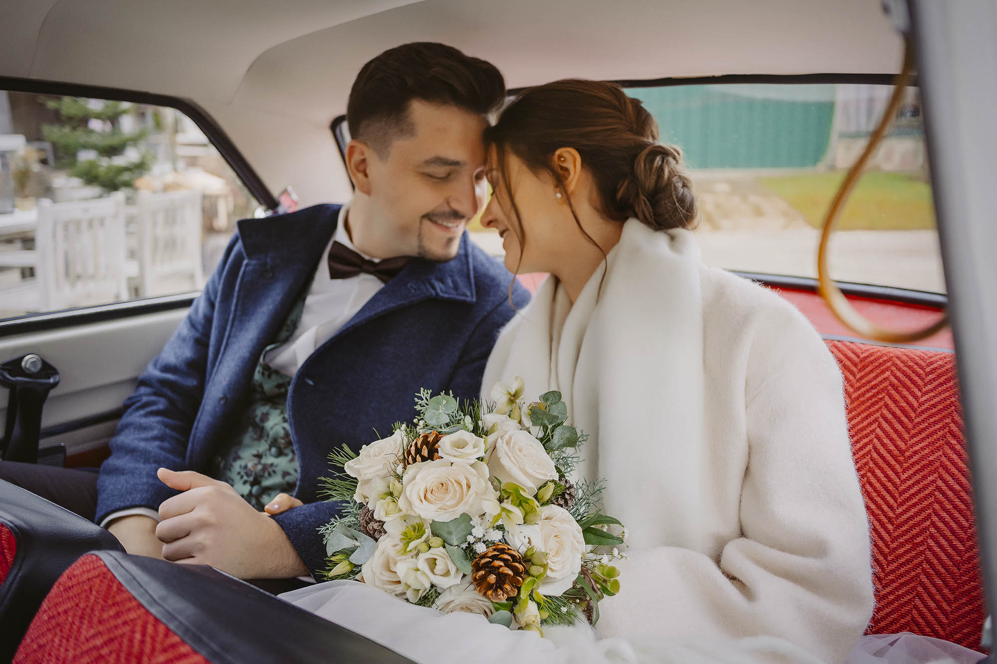 Floristik: Blumenwerkstatt Schliessmann, Seligenstadt hochzeit heiraten hochzeitslocation marienhof fecher niedernberg brautpaar first look brautbilder vor der trauung winterhochzeit hochzeitsfotografin hessen wetterau