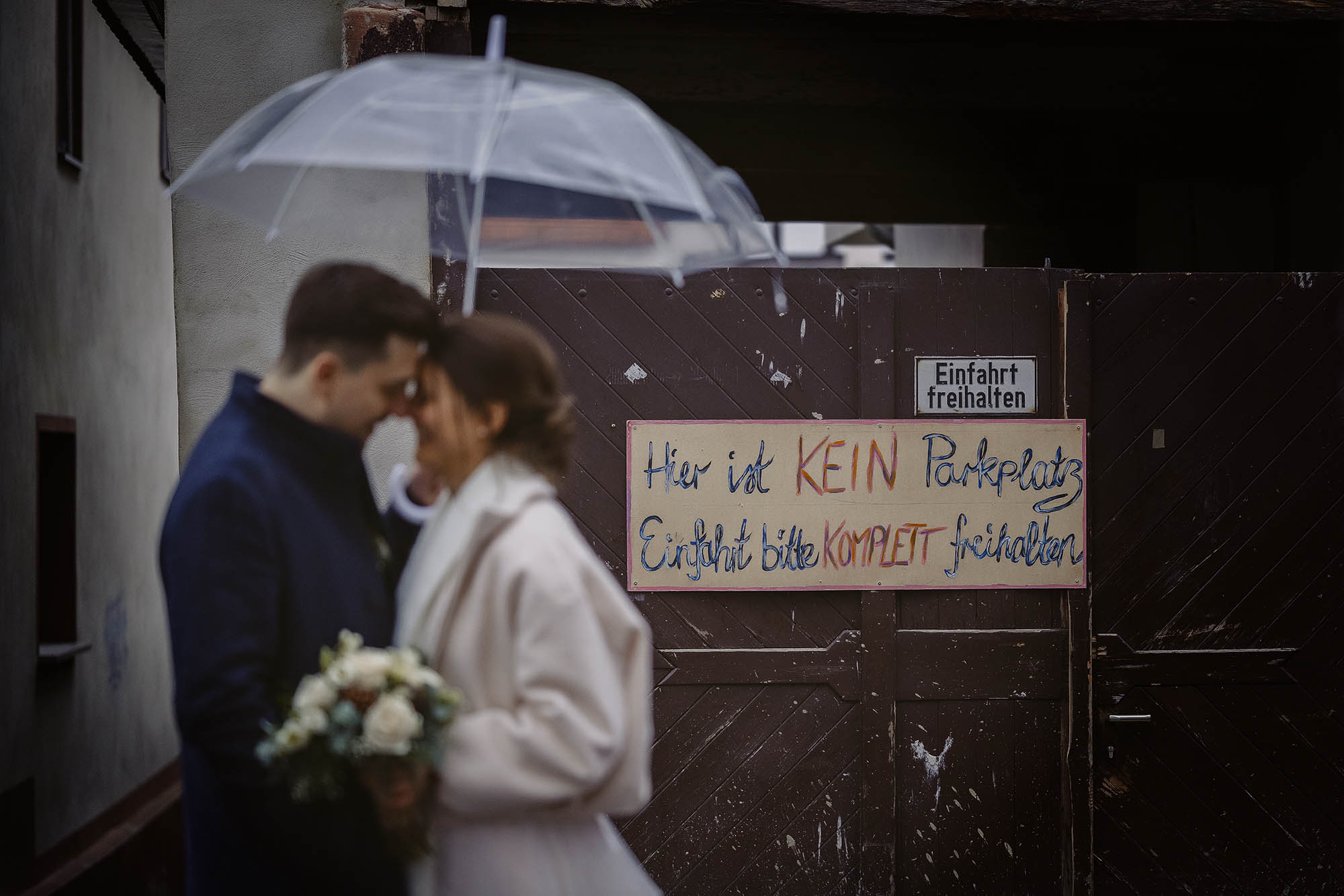 Parken verboten hochzeit heiraten hochzeitslocation marienhof fecher niedernberg brautpaar first look brautbilder vor der trauung winterhochzeit hochzeitsfotografin hessen wetterau
