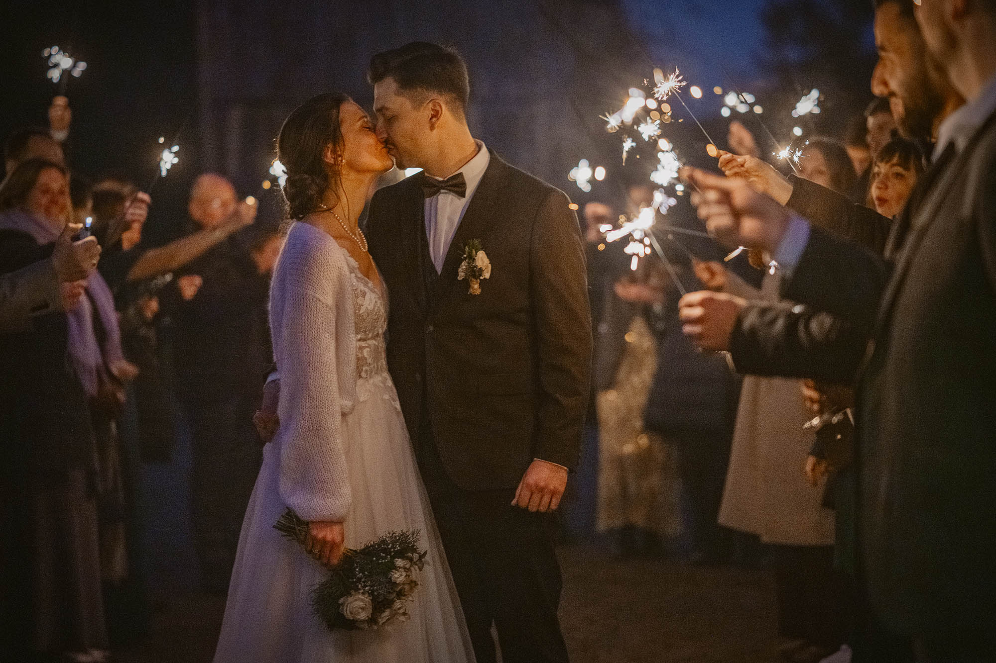 wunderkerzen hochzeit heiraten hochzeitslocation marienhof fecher niedernberg brautpaar first look brautbilder vor der trauung winterhochzeit hochzeitsfotografin hessen wetterau